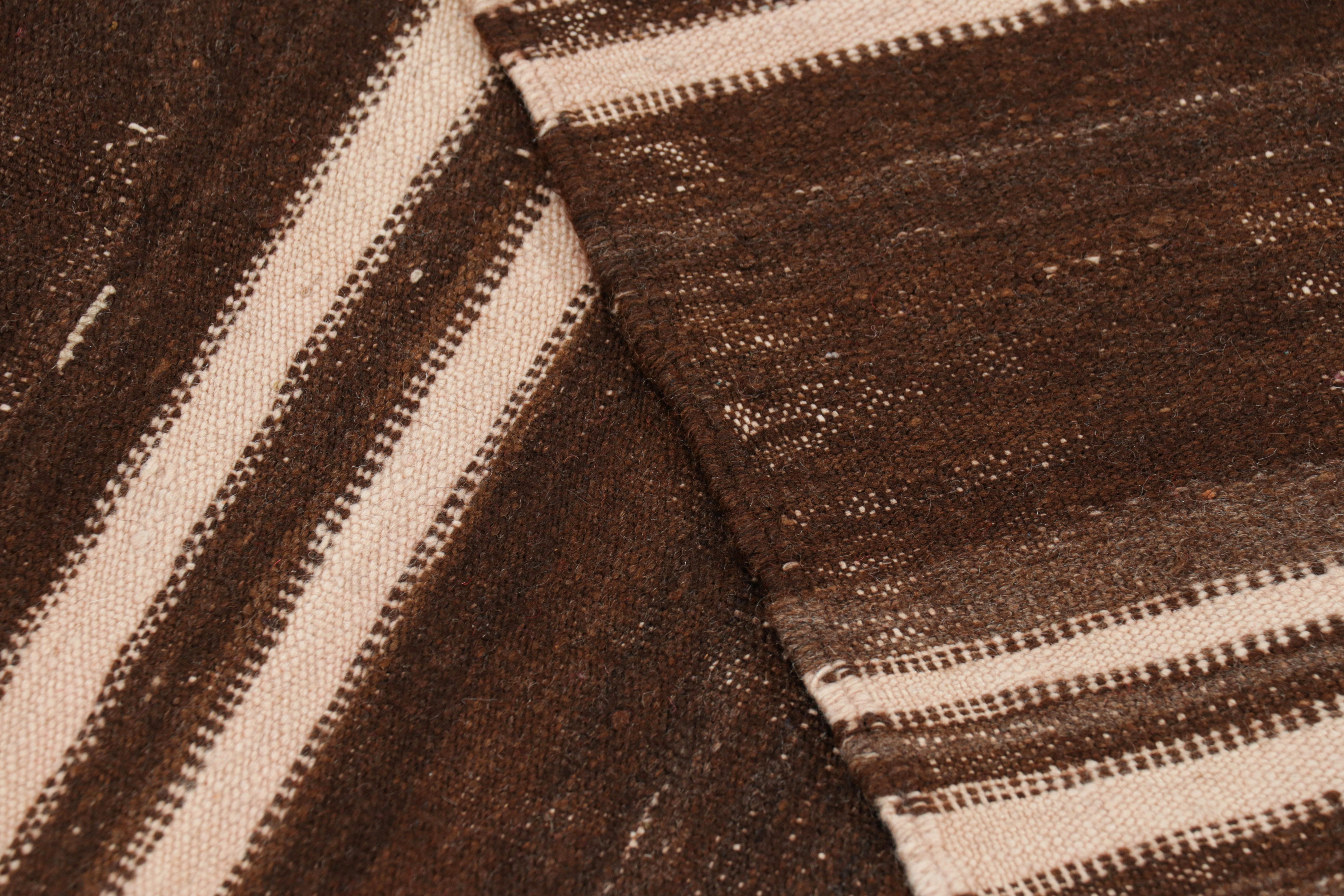 Marokkanischer Kilim-Läufer mit beige-braunen Streifen, von Rug & Kilim (Wolle) im Angebot