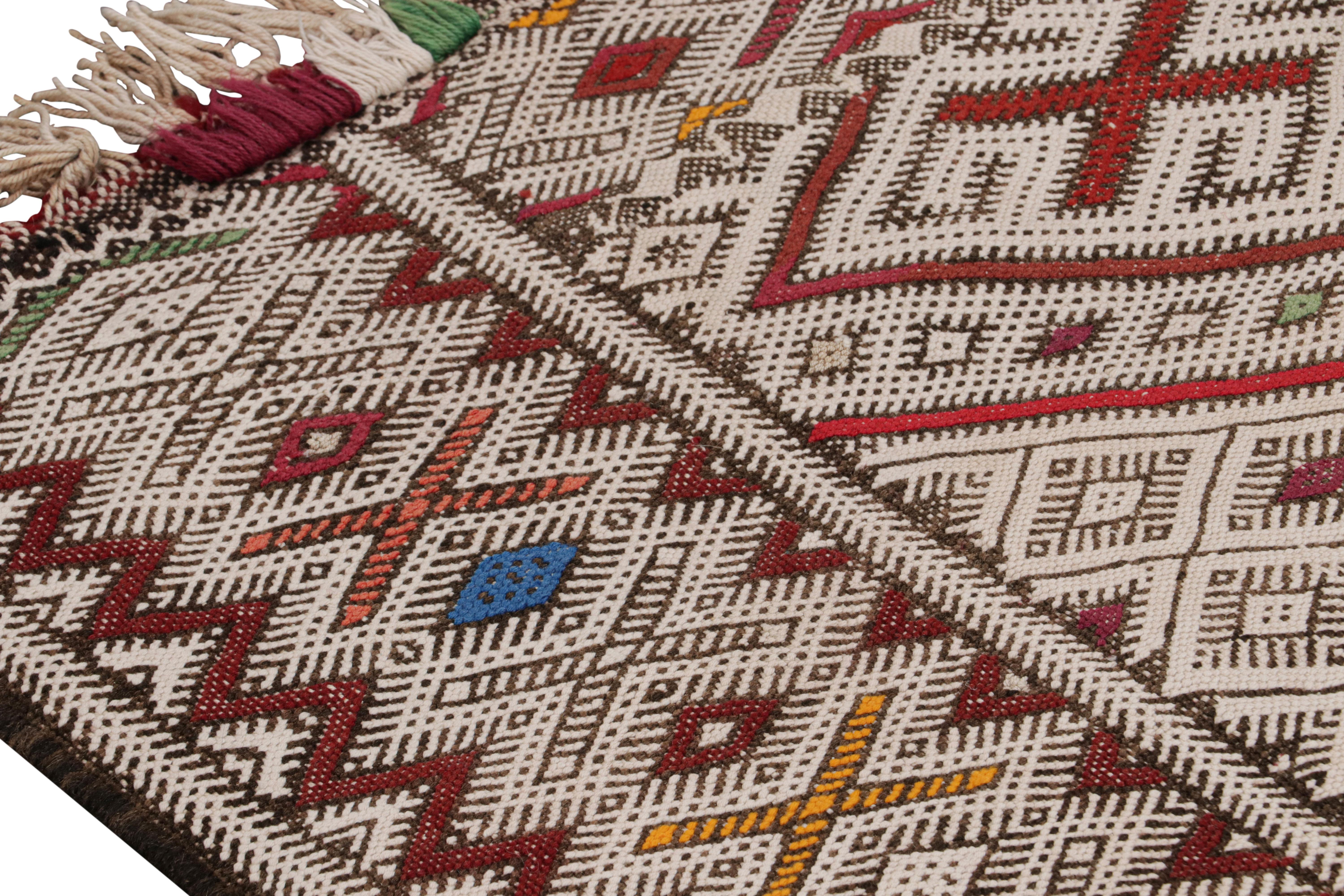 Marokkanischer Vintage-Kelim-Läufer aus Marokko mit polychromen Mustern von Rug & Kilim im Zustand „Gut“ im Angebot in Long Island City, NY