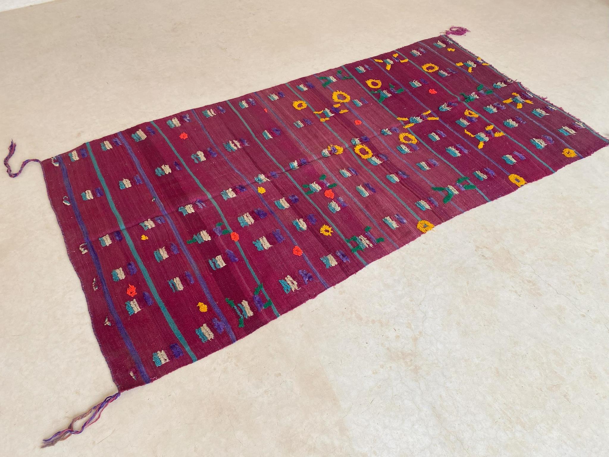Vintage Moroccan Kilim textile - Purple and yellow - 4.1x8.3feet / 127x252cm In Good Condition For Sale In Marrakech, MA