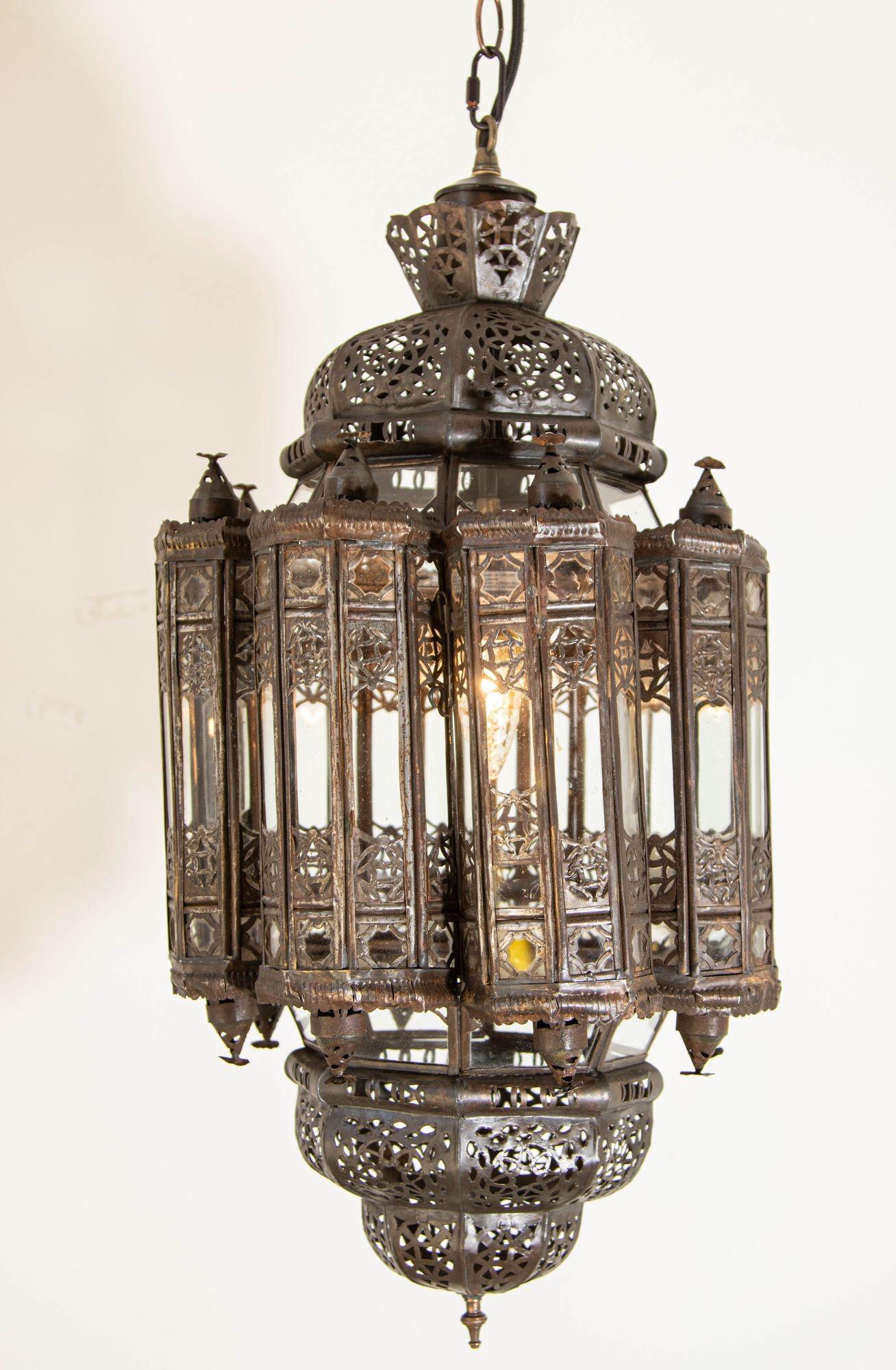 Vintage Moroccan Lantern Mamounia Clear Glass Hand-Crafted Ceiling Light Fixture
Moroccan handcrafted Mamounia pendant lantern handmade in Marrakech, Moorish filigree metal hand-cut in Moorish designs, clear glass.
Condition: As seen on the picture