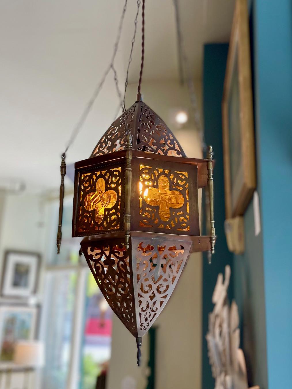 LUMIÈRE CHAUDE ET ÉTINCELANTE !

Nous adorons cette adorable lanterne marocaine suspendue en laiton vintage, faite à la main avec des découpes complexes. Il est rehaussé d'un riche verre ambré 
et suspendue par 3 chaînes délicates qui soutiennent le