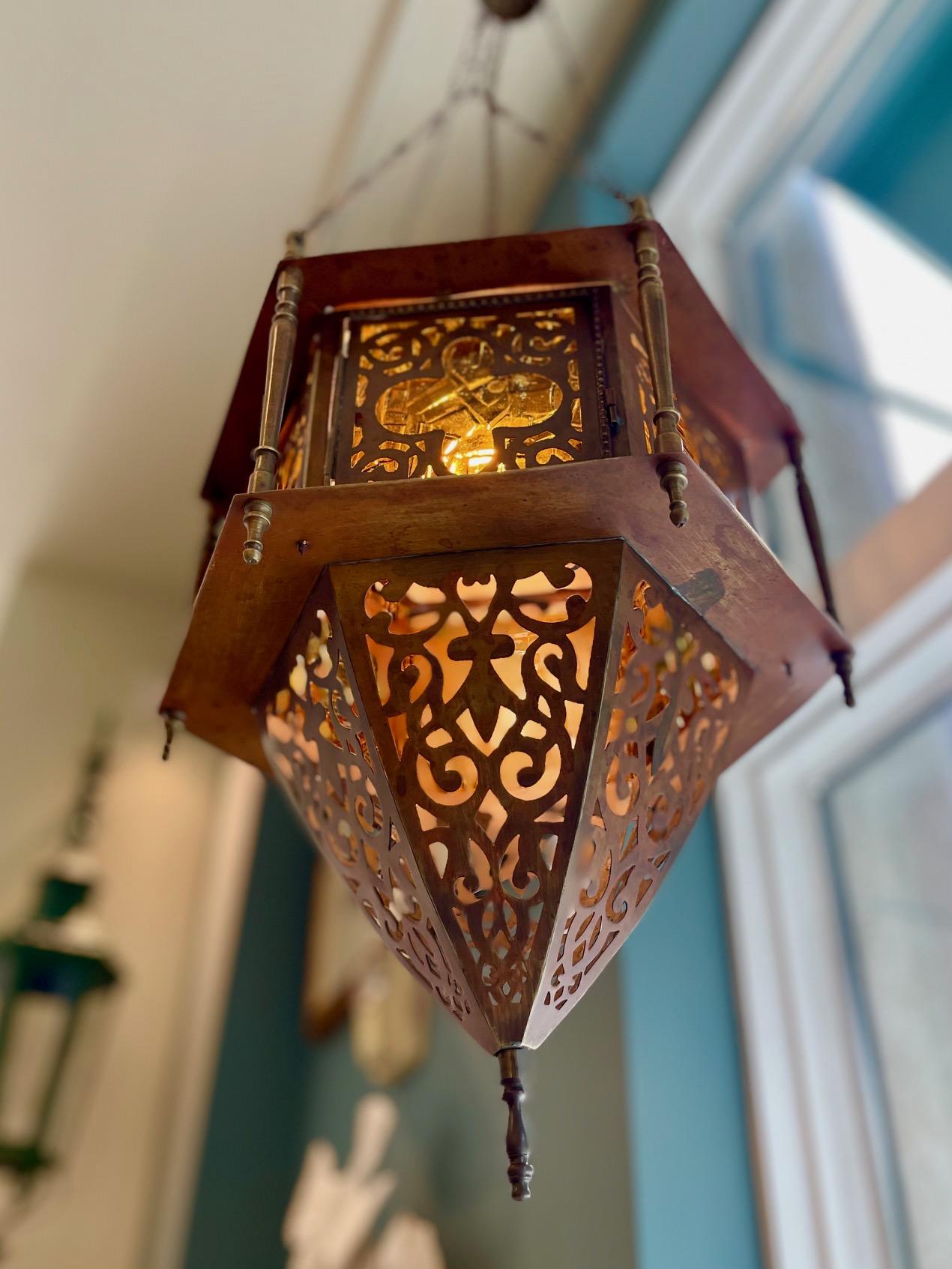 Islamique Lanterne marocaine vintage avec panneaux en verre ambré en vente