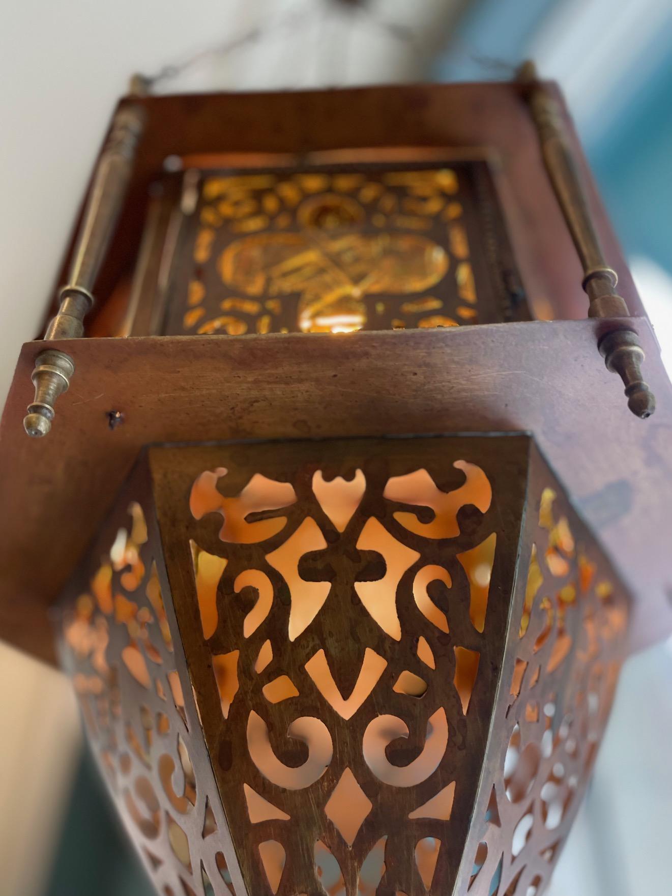 Lanterne marocaine vintage avec panneaux en verre ambré Bon état - En vente à Pasadena, CA