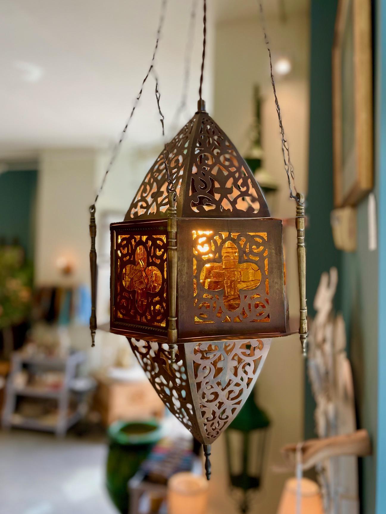20ième siècle Lanterne marocaine vintage avec panneaux en verre ambré en vente