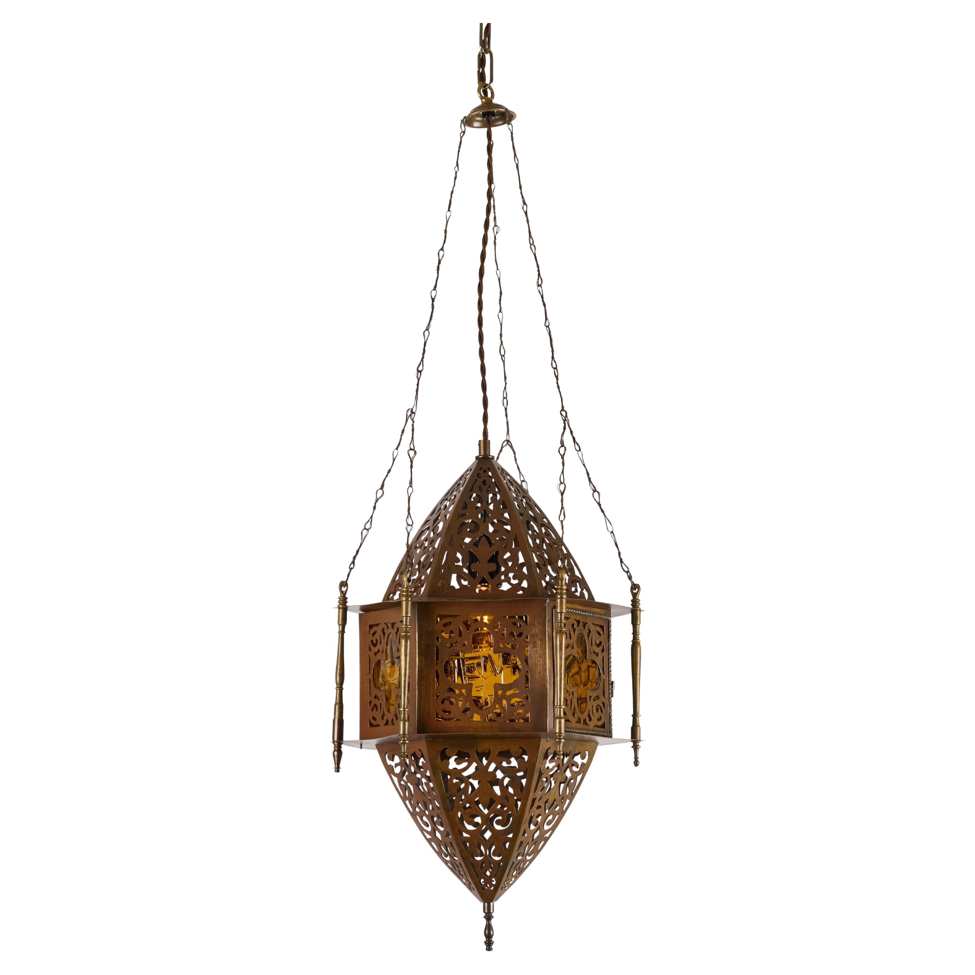 Lanterna marocchina vintage con pannelli di vetro ambrato