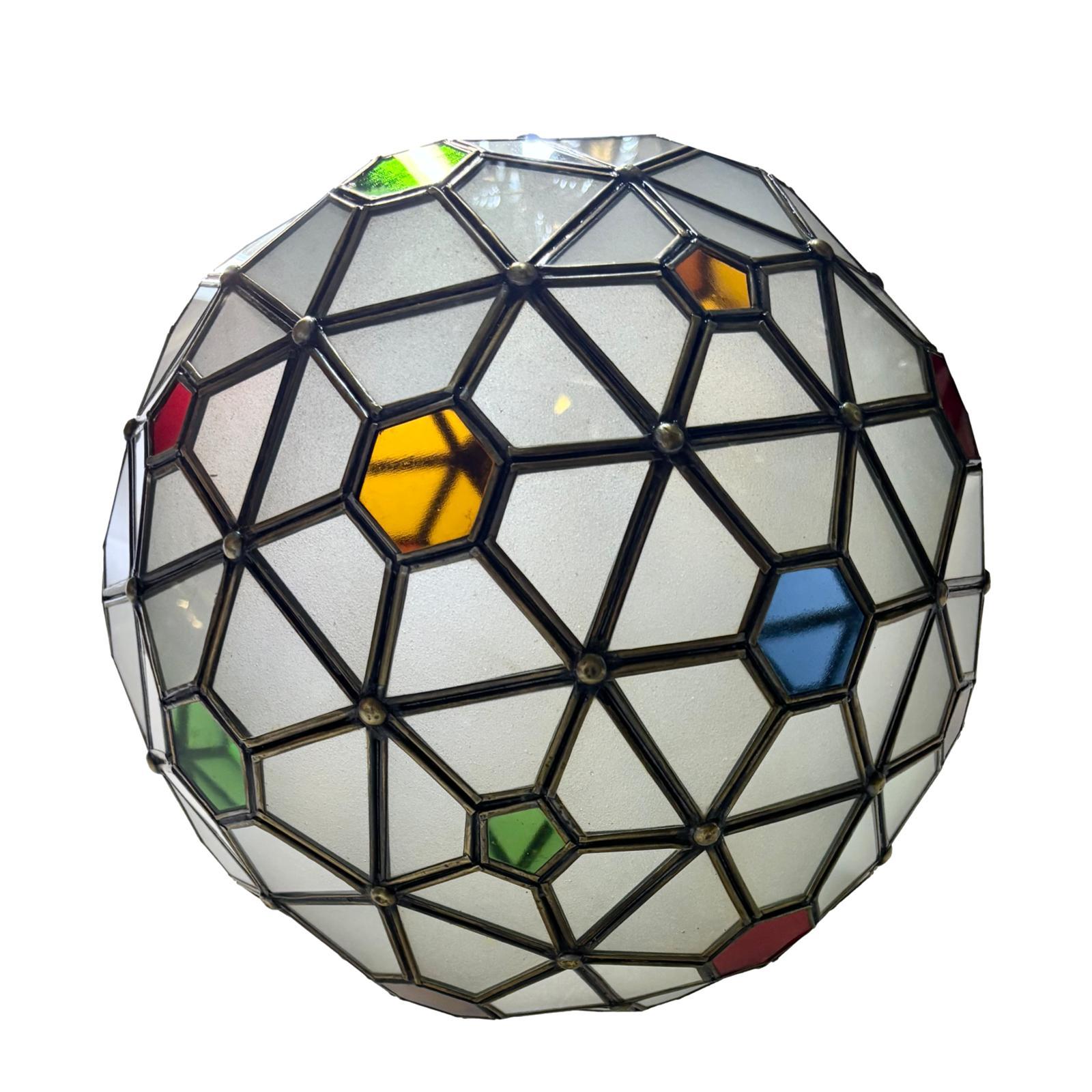 Eine marokkanische Laterne aus mattiertem und farbigem Glas mit Innenbeleuchtung, circa 1960er Jahre.

Abmessungen:
Fallhöhe: 23