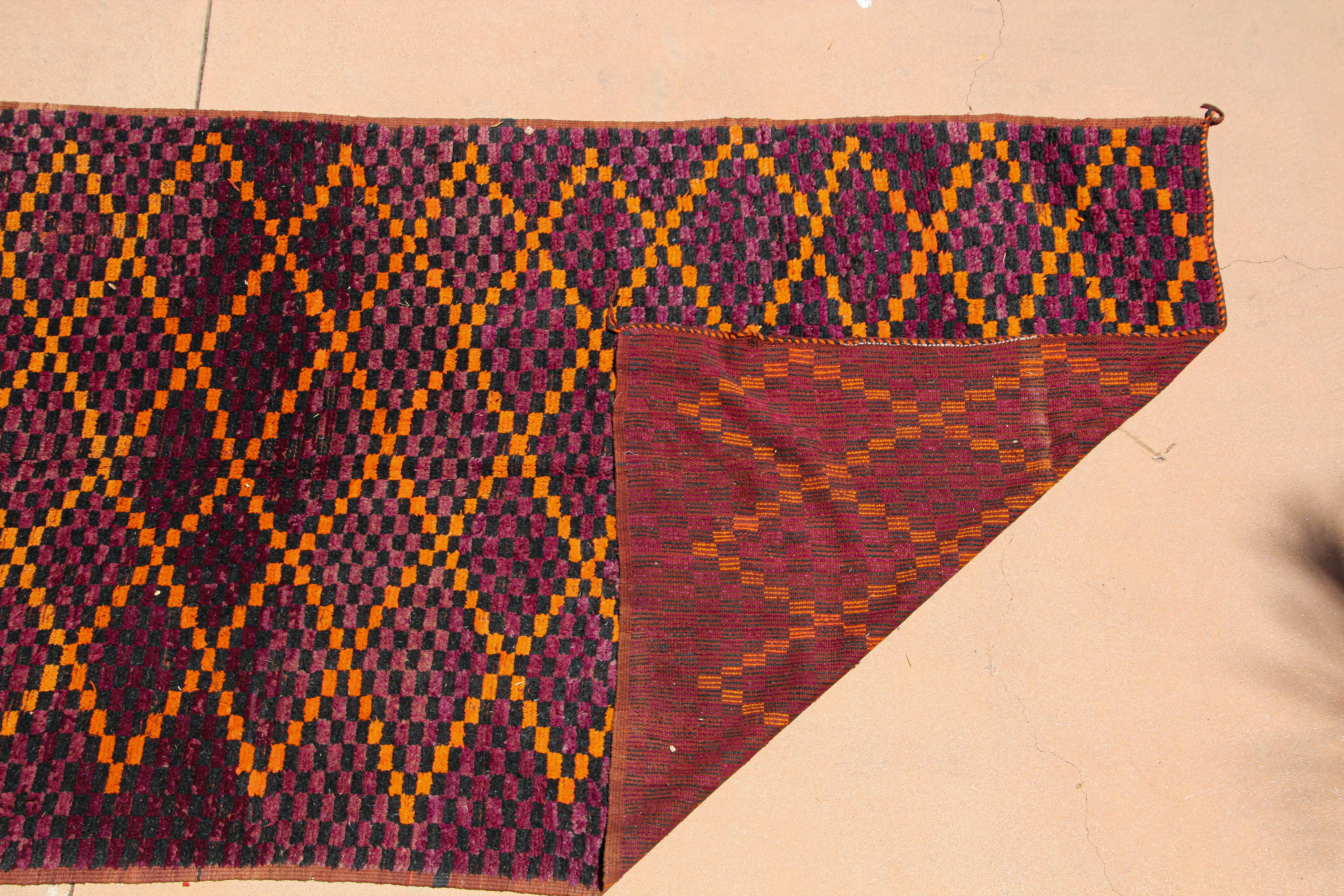 1960 Auténtica alfombra tribal marroquí vintage de pelo grande en venta 4