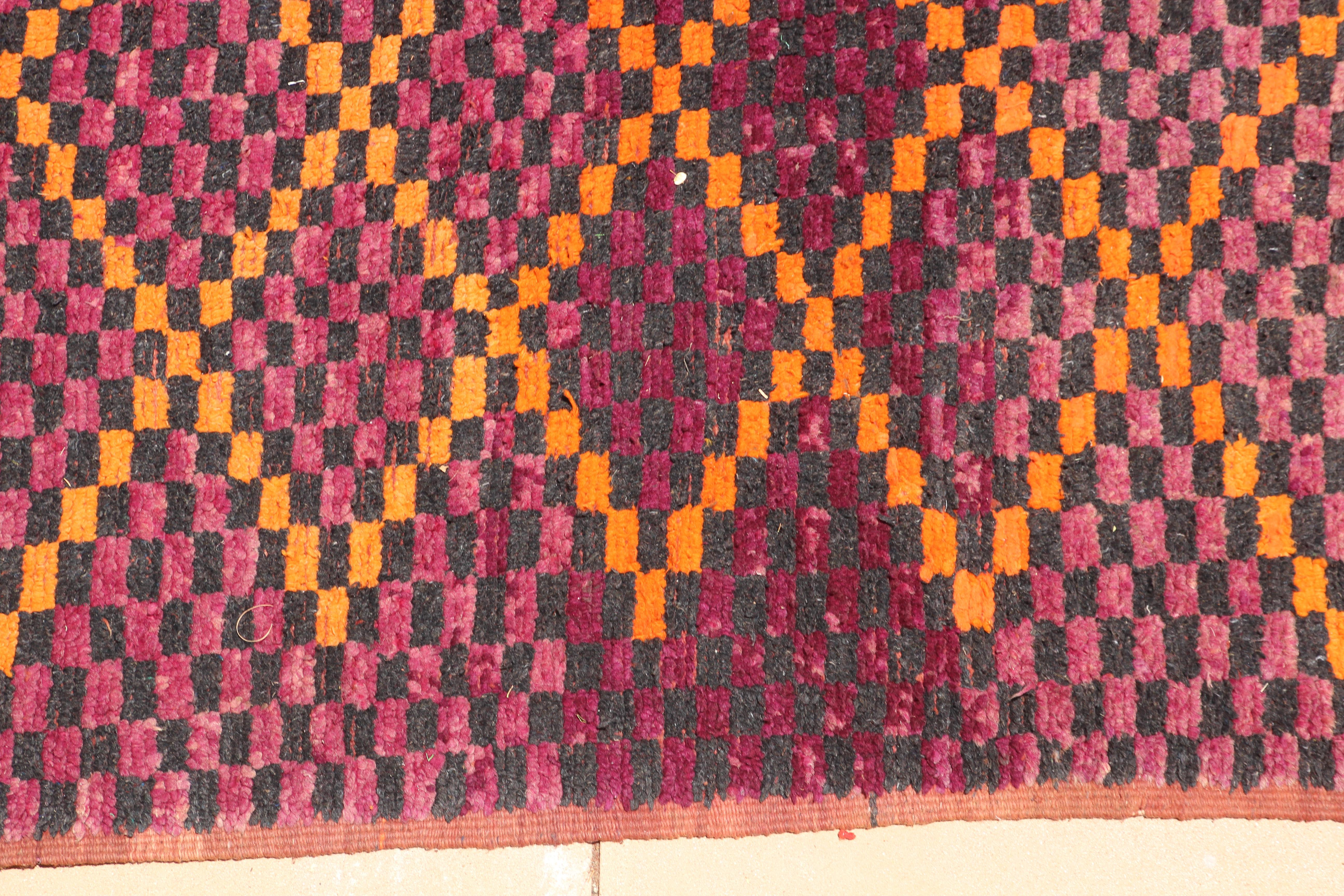 1960 Auténtica alfombra tribal marroquí vintage de pelo grande en venta 5