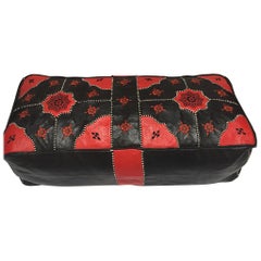 Pouf rectangulaire marocain vintage en cuir rouge et noir
