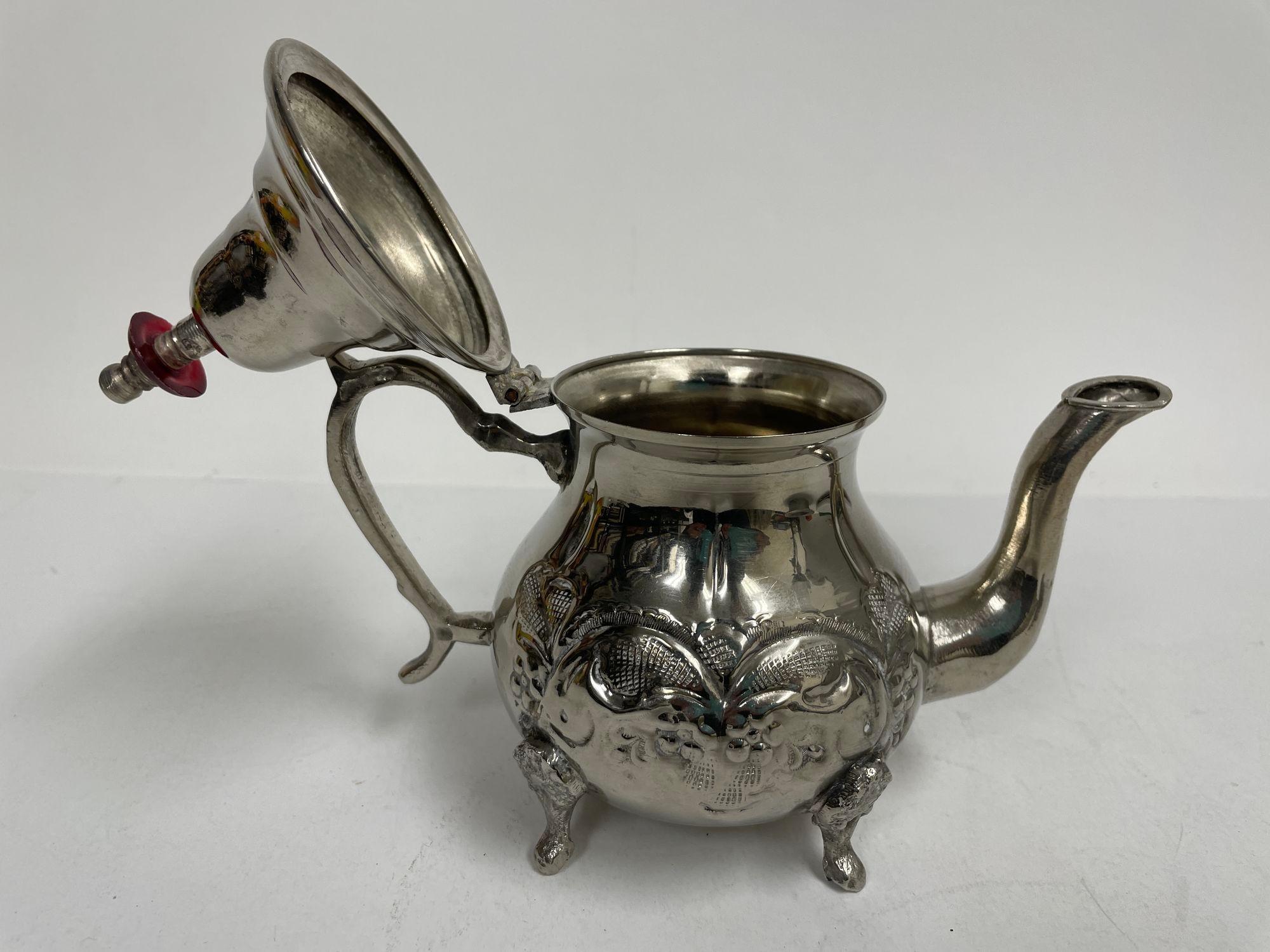 Marokkanische versilberte Vintage-Teekanne aus Metall (20. Jahrhundert) im Angebot