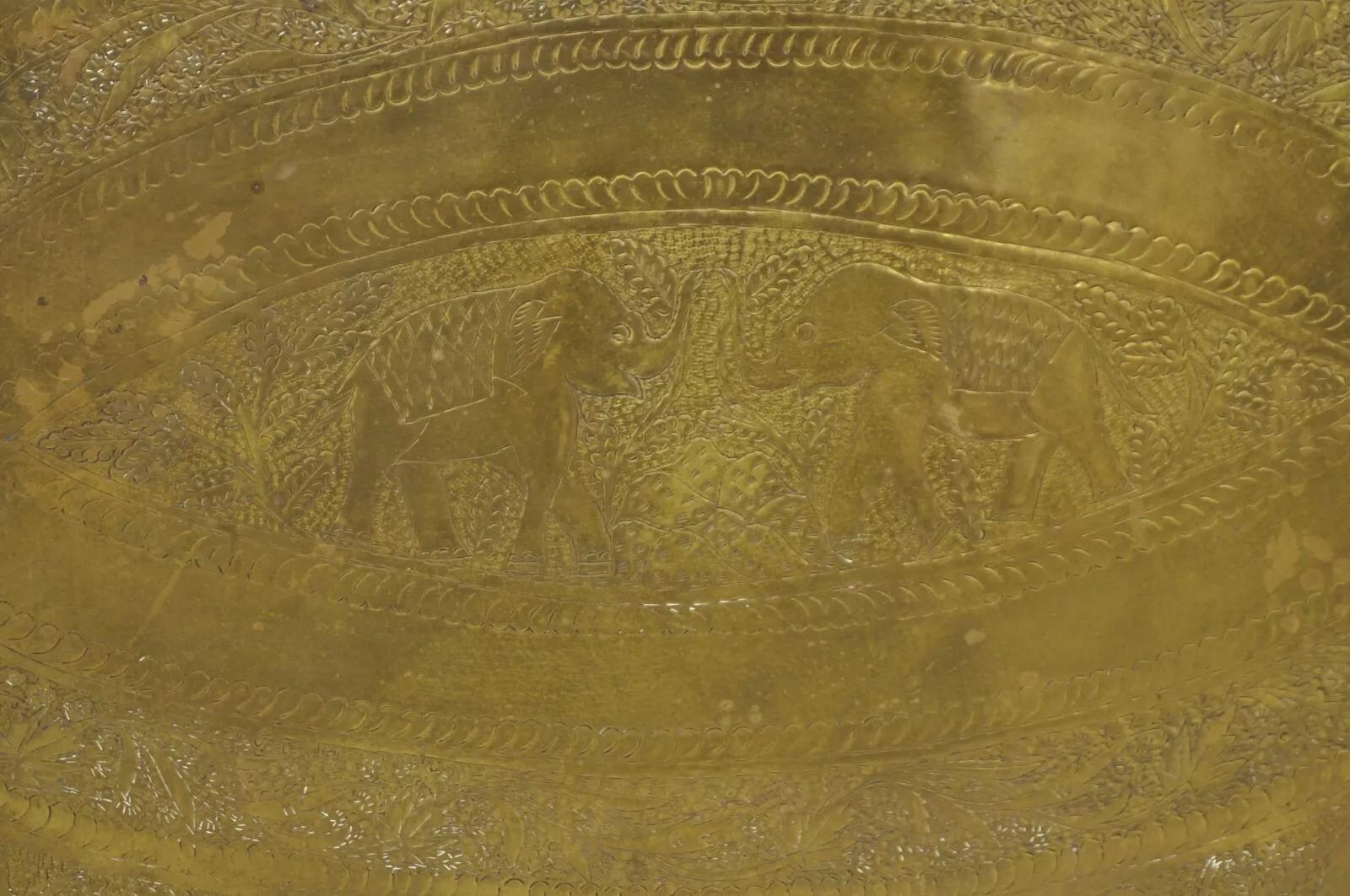 Bandeja vintage marroquí de Oriente Medio con forma de elefante ovalado de latón grabado de 46
