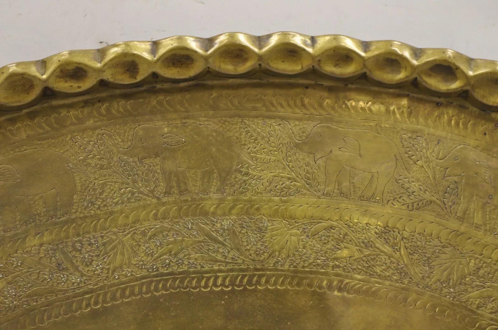 Bandeja vintage marroquí de Oriente Medio grande de latón ovalada con elefante grabado 46 Otro en venta