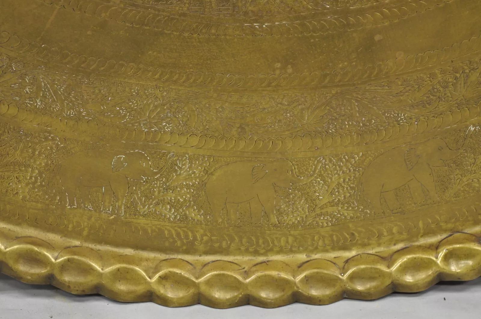 Bandeja vintage marroquí de Oriente Medio grande de latón ovalada con elefante grabado 46 en Bueno estado para la venta en Philadelphia, PA