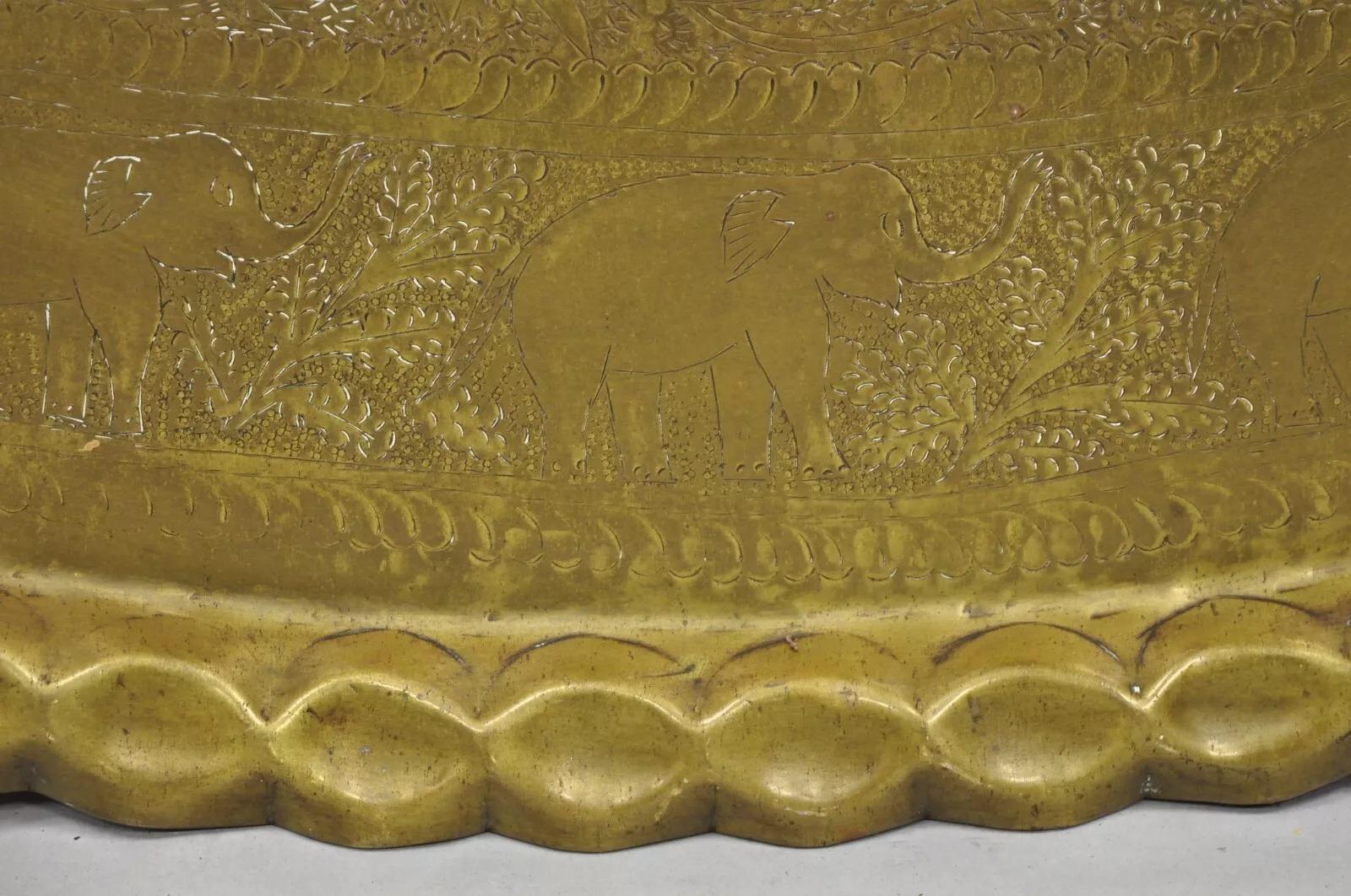 Bandeja vintage marroquí de Oriente Medio grande de latón ovalada con elefante grabado 46 siglo XX en venta