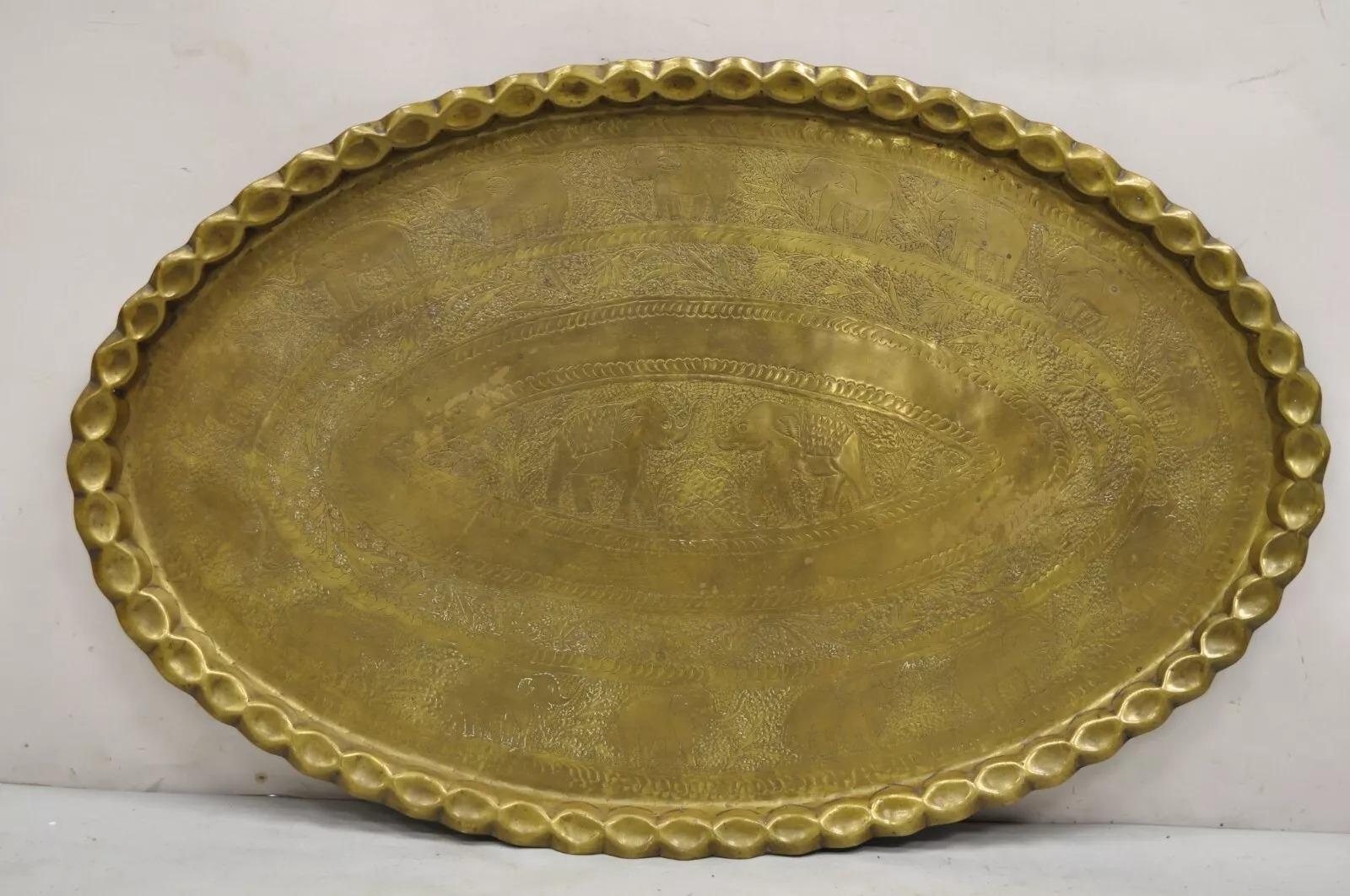 Bandeja vintage marroquí de Oriente Medio grande de latón ovalada con elefante grabado 46 Latón en venta