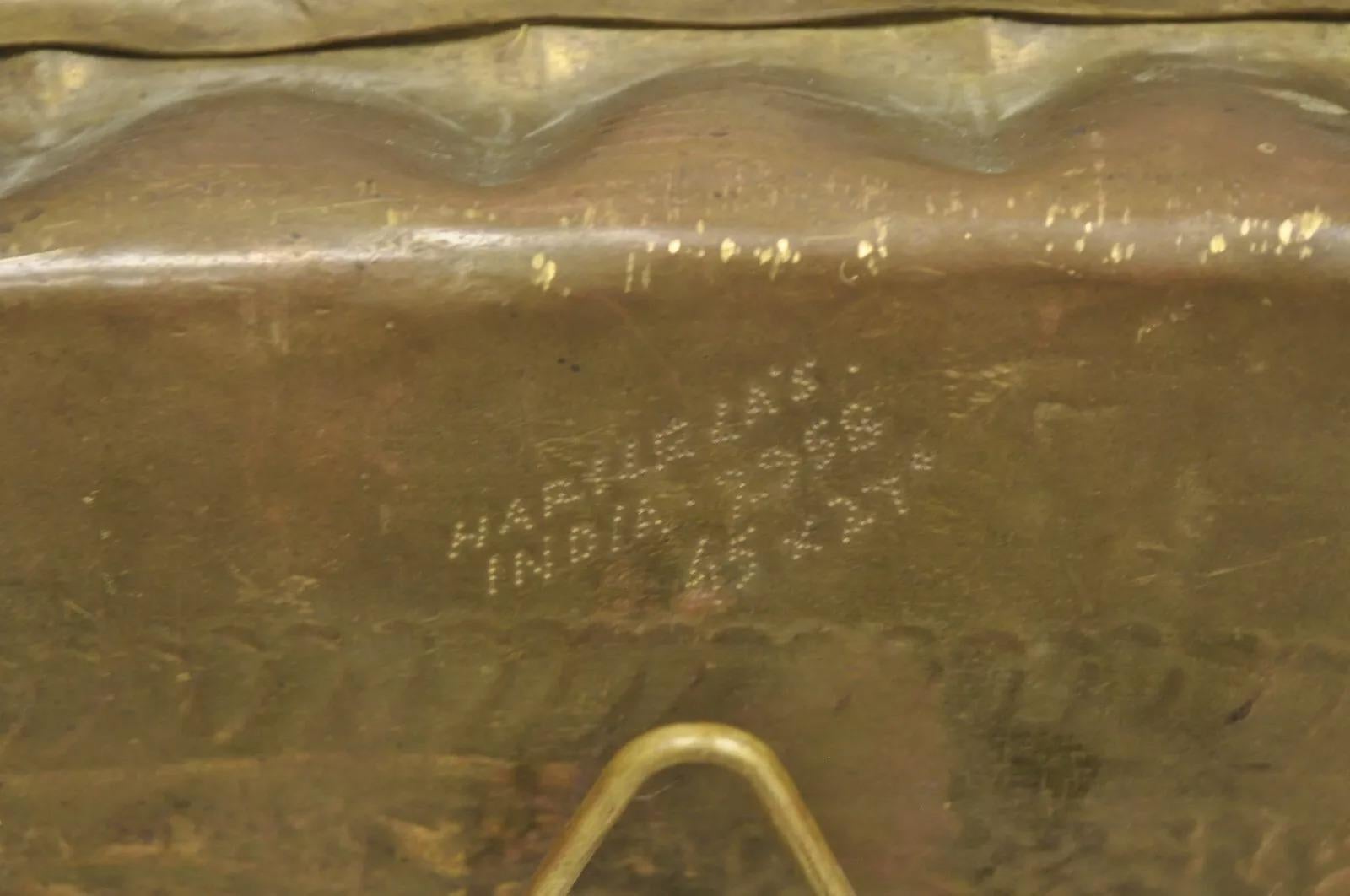 Bandeja vintage marroquí de latón macizo de Oriente Medio grande y ovalada grabada de 45 en venta 3