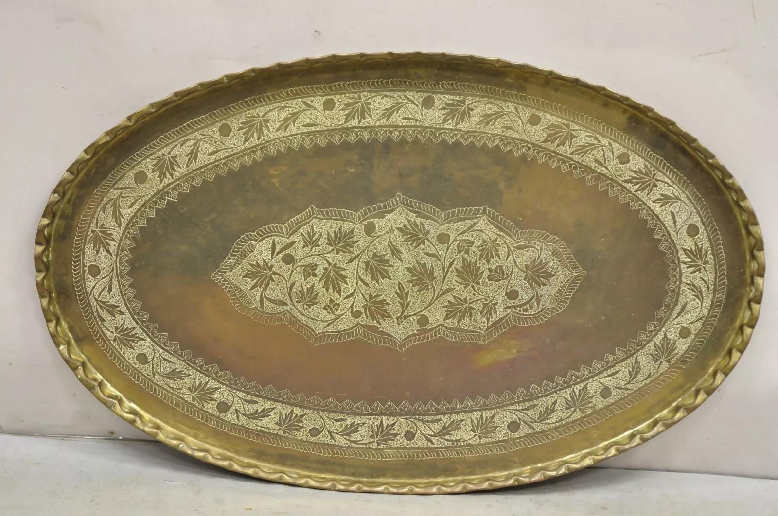 Bandeja vintage marroquí de latón macizo de Oriente Medio grande y ovalada grabada de 45 en venta 4