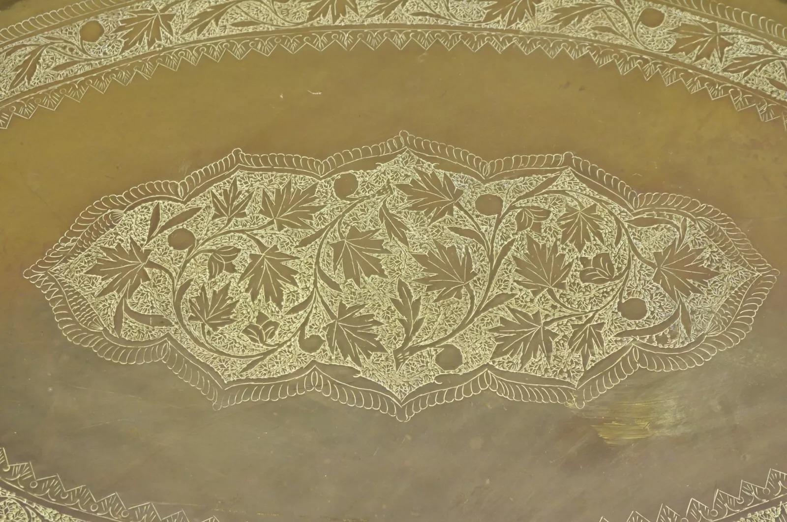 Bandeja vintage marroquí de latón macizo de Oriente Medio grande y ovalada grabada de 45 Otro en venta