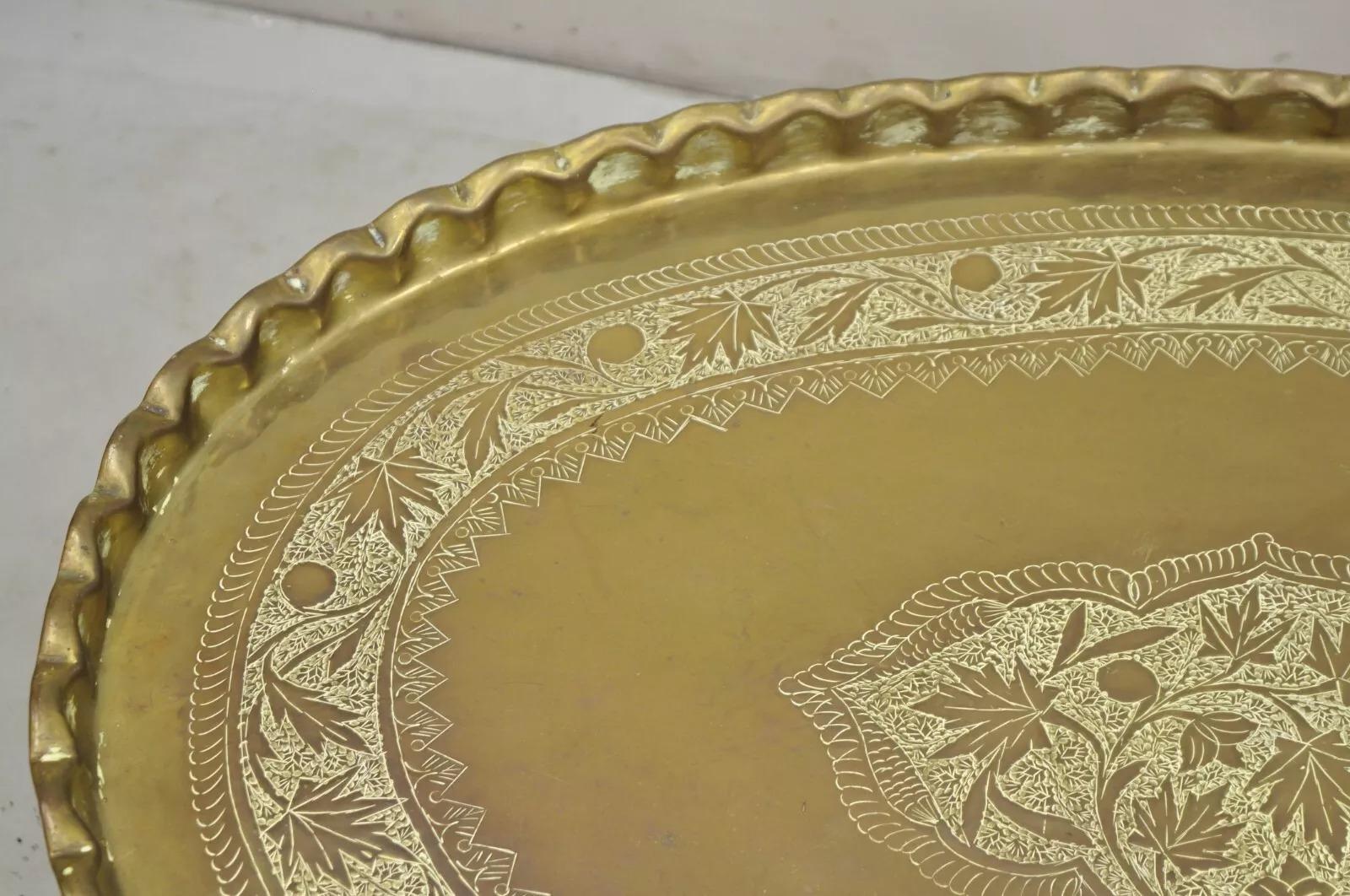 Bandeja vintage marroquí de latón macizo de Oriente Medio grande y ovalada grabada de 45 Desconocido en venta
