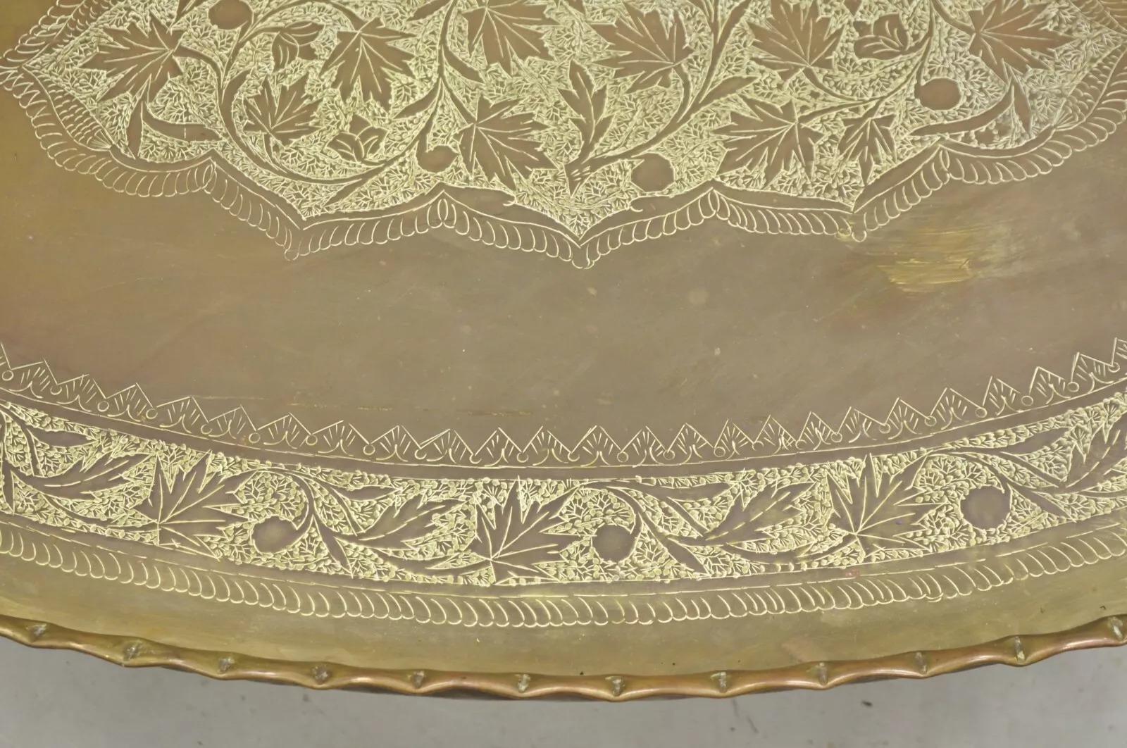 Bandeja vintage marroquí de latón macizo de Oriente Medio grande y ovalada grabada de 45 siglo XX en venta