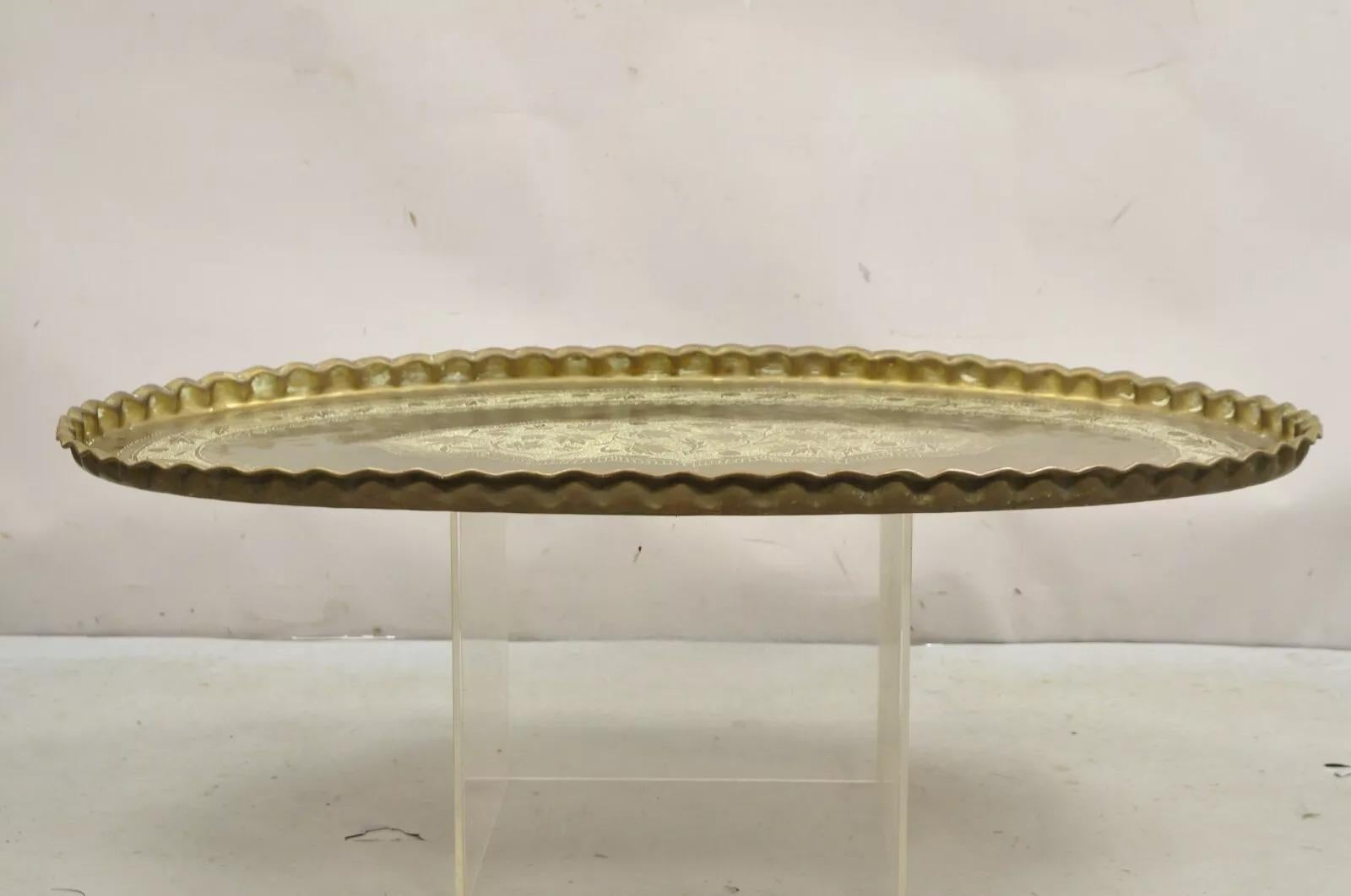 Bandeja vintage marroquí de latón macizo de Oriente Medio grande y ovalada grabada de 45 en venta 1