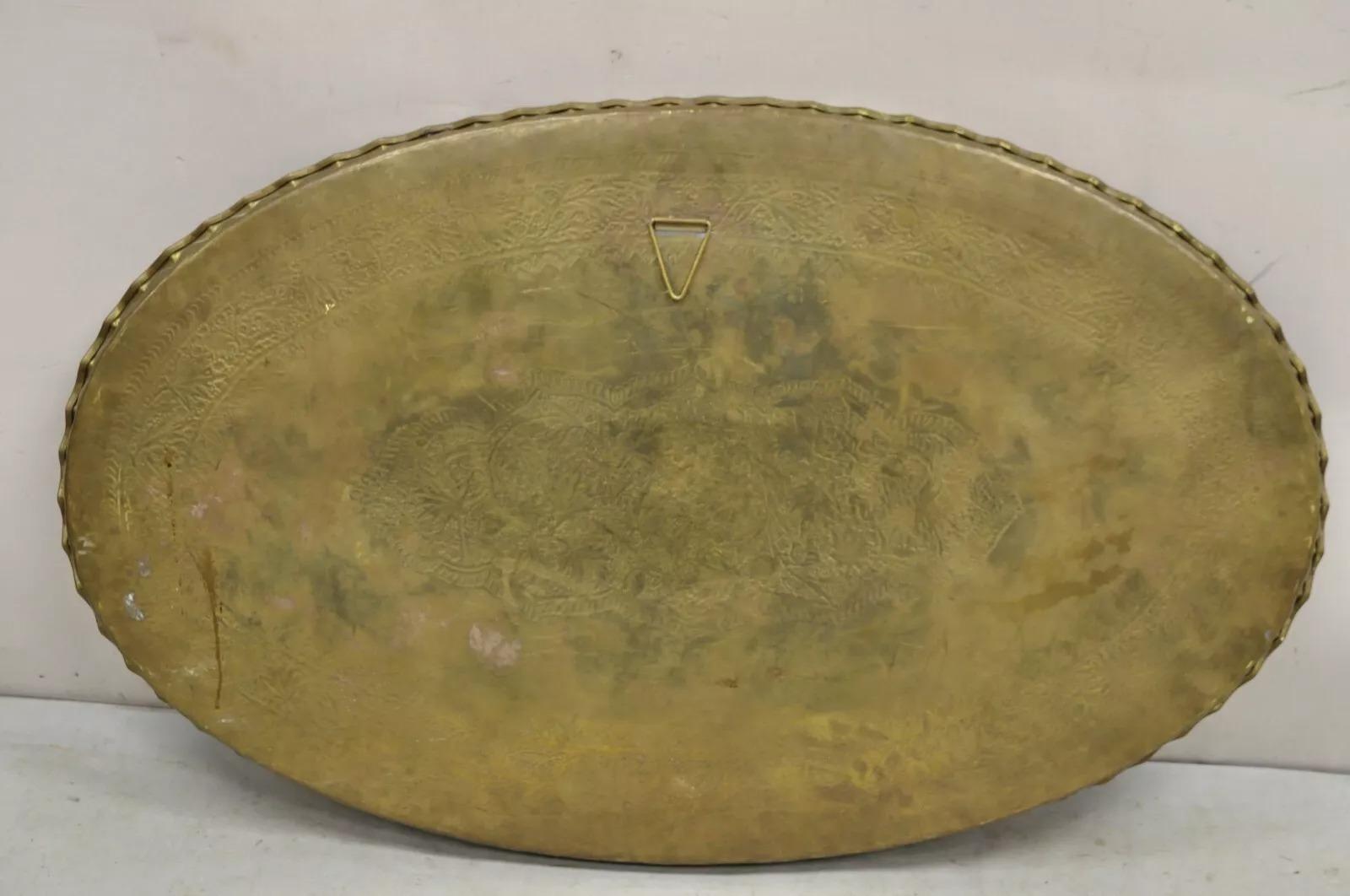 Bandeja vintage marroquí de latón macizo de Oriente Medio grande y ovalada grabada de 45 en venta 2