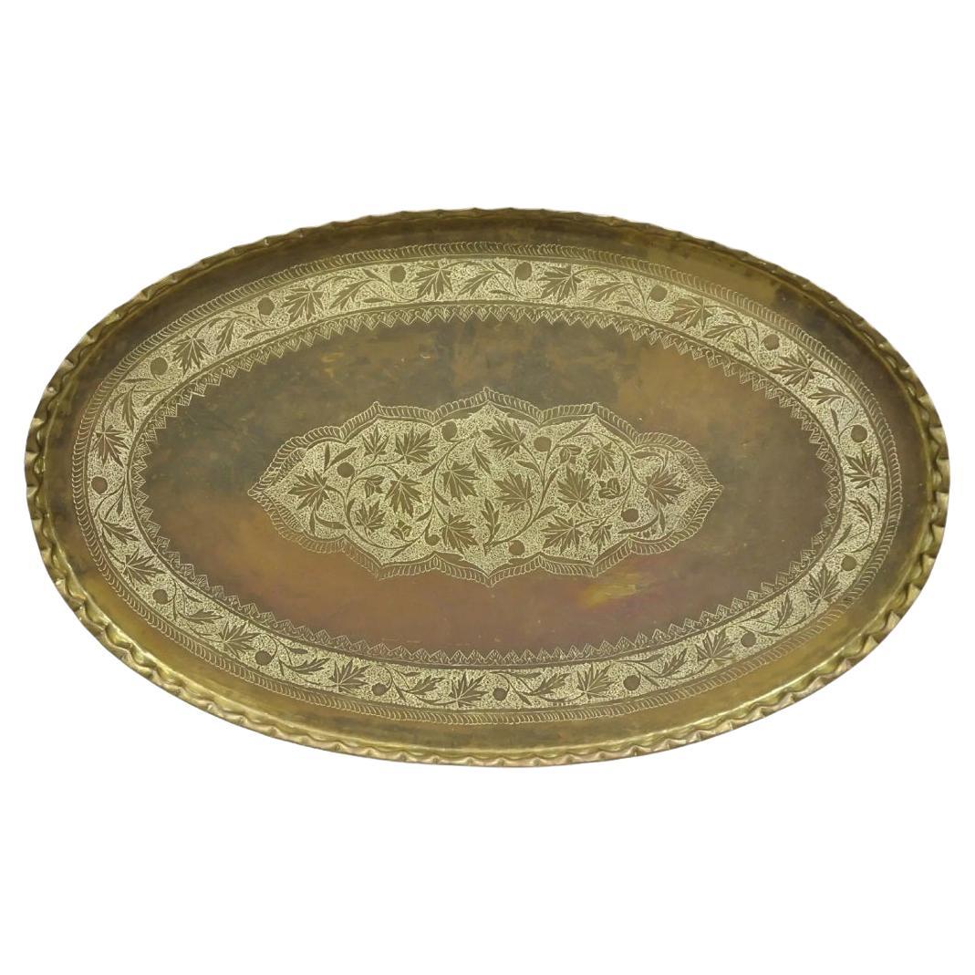 Vassoio ovale d'epoca in ottone massiccio del Medio Oriente con incisione da 45 pollici