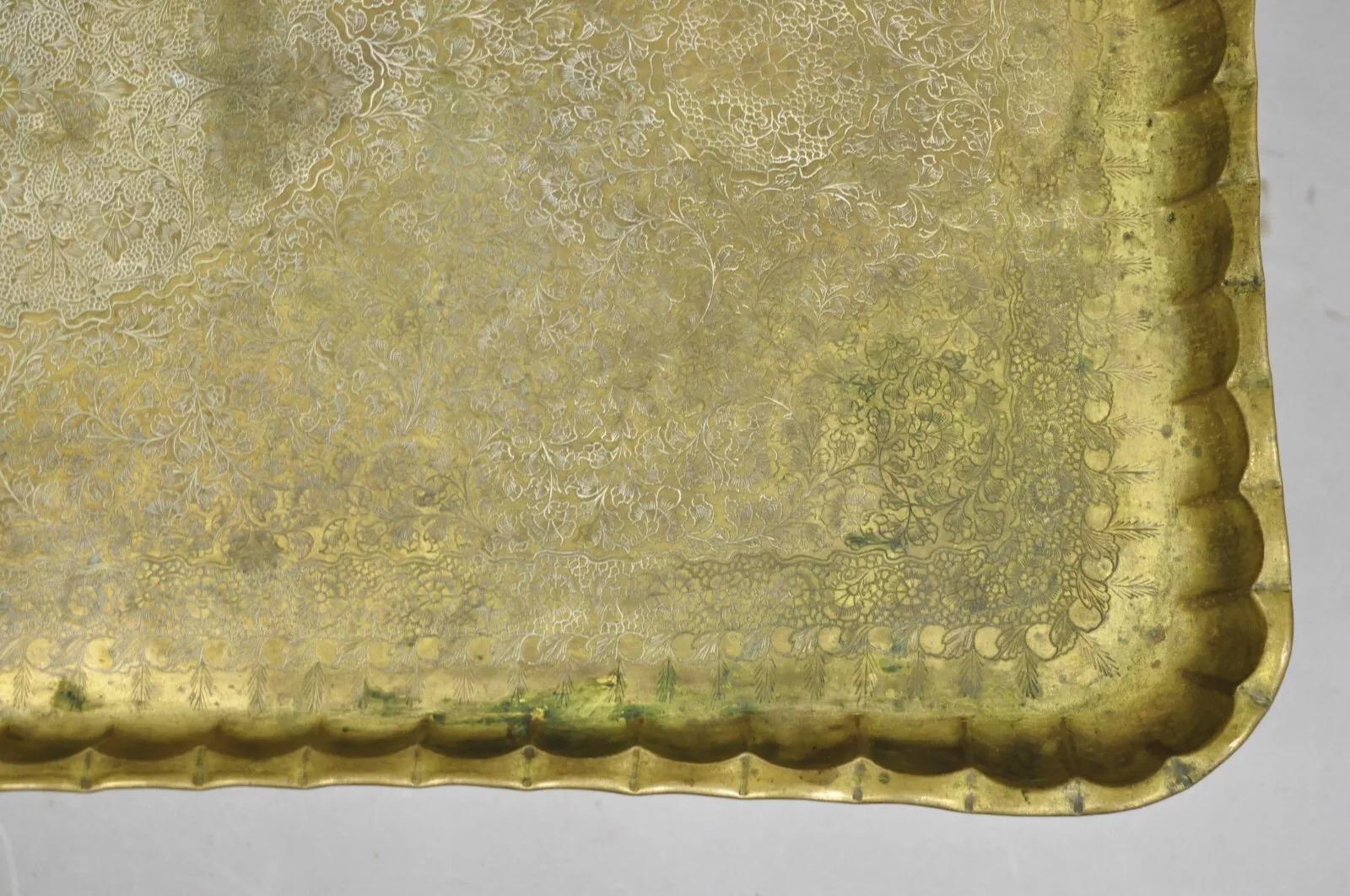 XX secolo Vassoio d'epoca marocchino mediorientale in ottone massiccio rettangolare inciso da 30 pollici in vendita