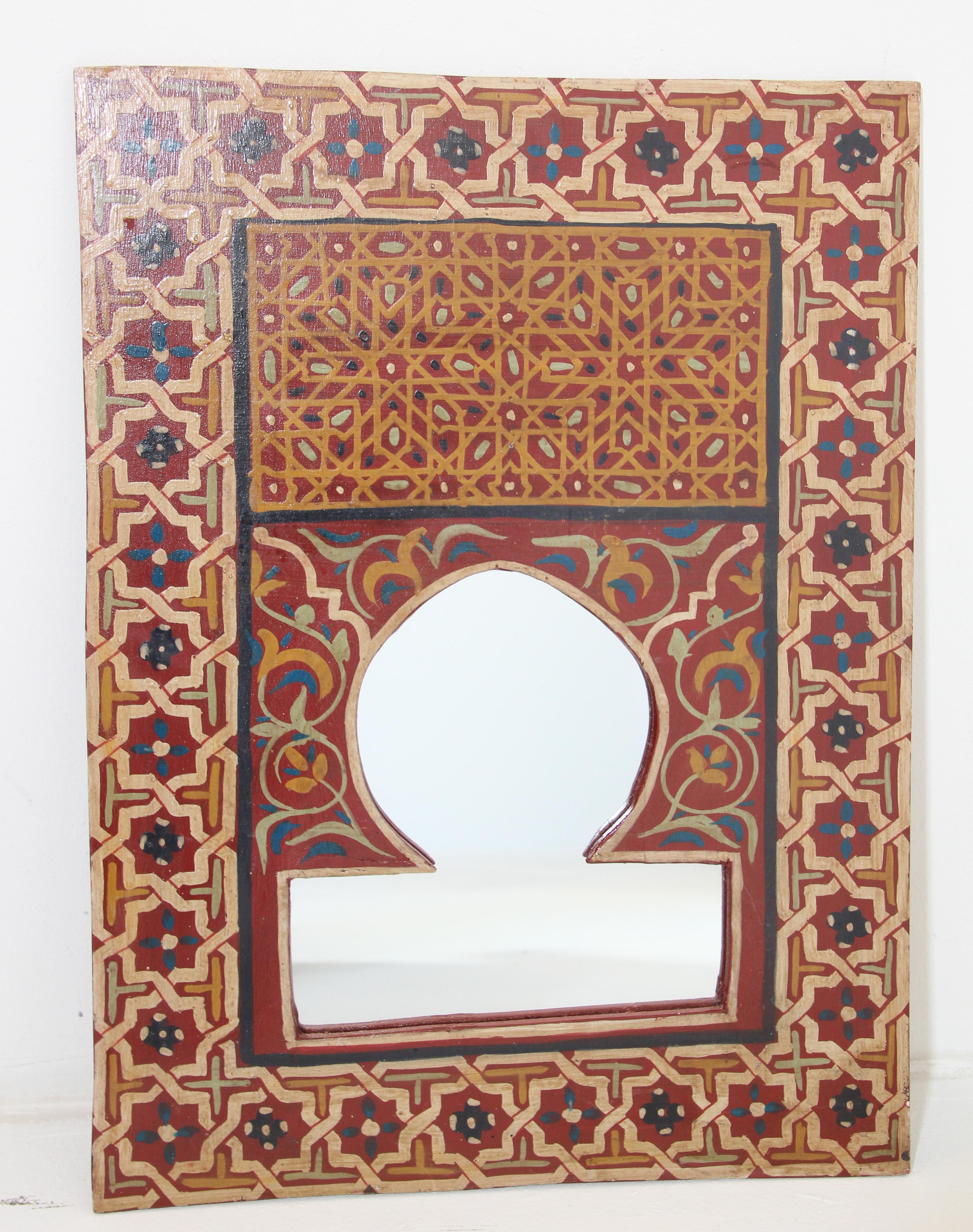 Miroir marocain vintage peint à la main avec des motifs mauresques rouges et ambrés en vente 1
