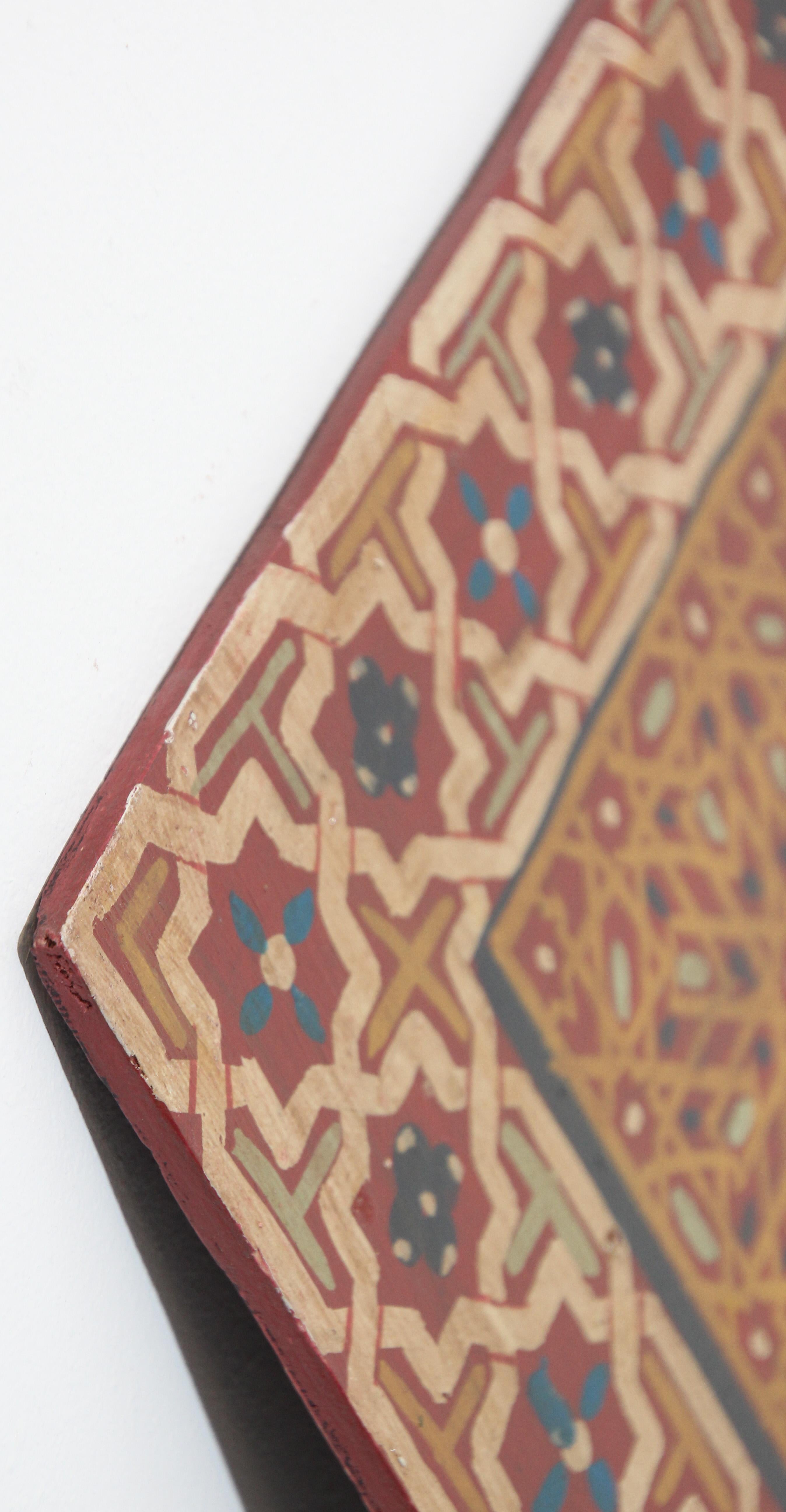 Miroir marocain vintage peint à la main avec des motifs mauresques rouges et ambrés en vente 4