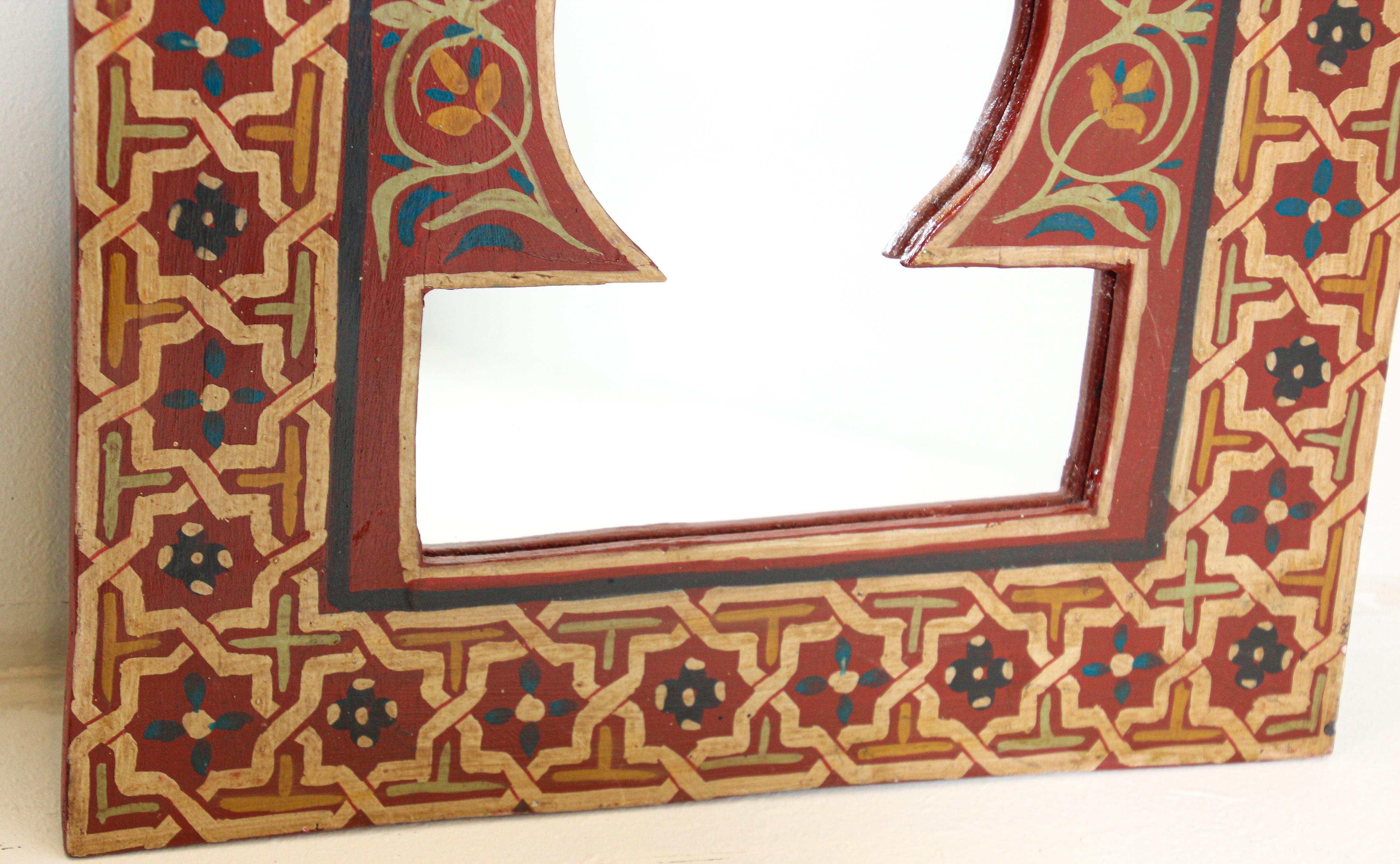 Sculpté à la main Miroir marocain vintage peint à la main avec des motifs mauresques rouges et ambrés en vente