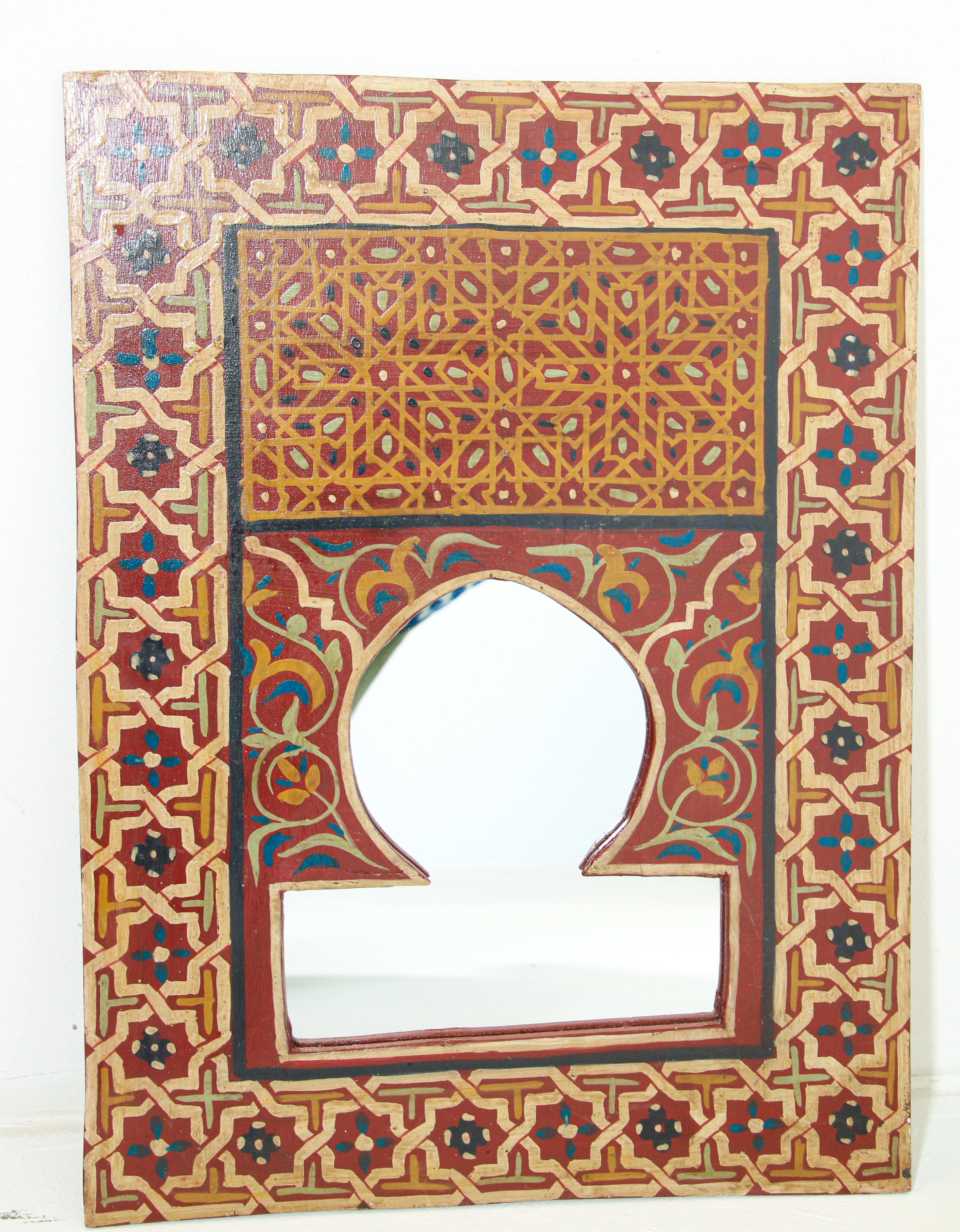 20ième siècle Miroir marocain vintage peint à la main avec des motifs mauresques rouges et ambrés en vente