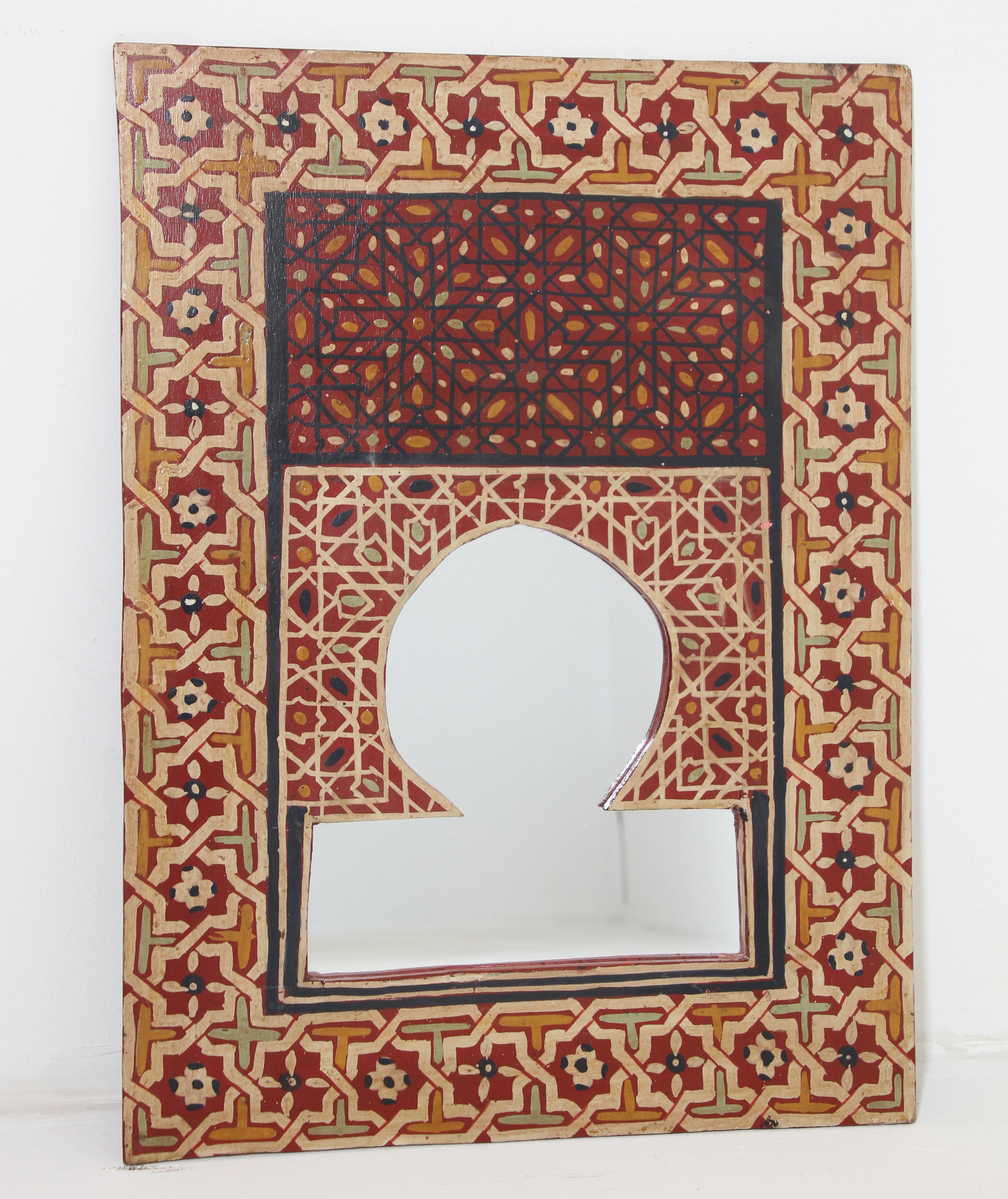 Vieux miroir marocain, peint à la main, miroir en bois en forme de fenêtre mauresque.
Magnifique miroir fabriqué à la main dans un design traditionnel mauresque peint à la main avec des arabesques et des motifs géométriques élaborés.
Ce miroir