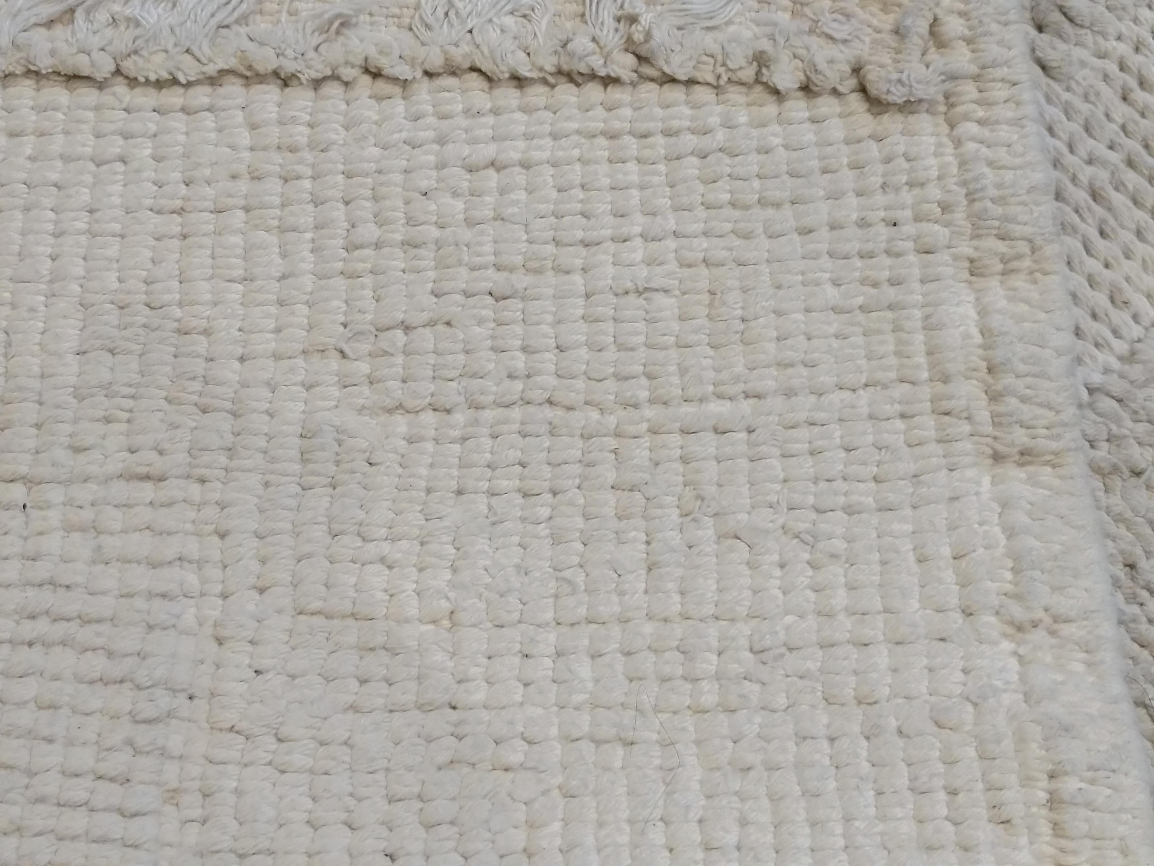 Noué à la main Vintage Moroccan Modernist Textural Ivory Cotton Square Rug en vente