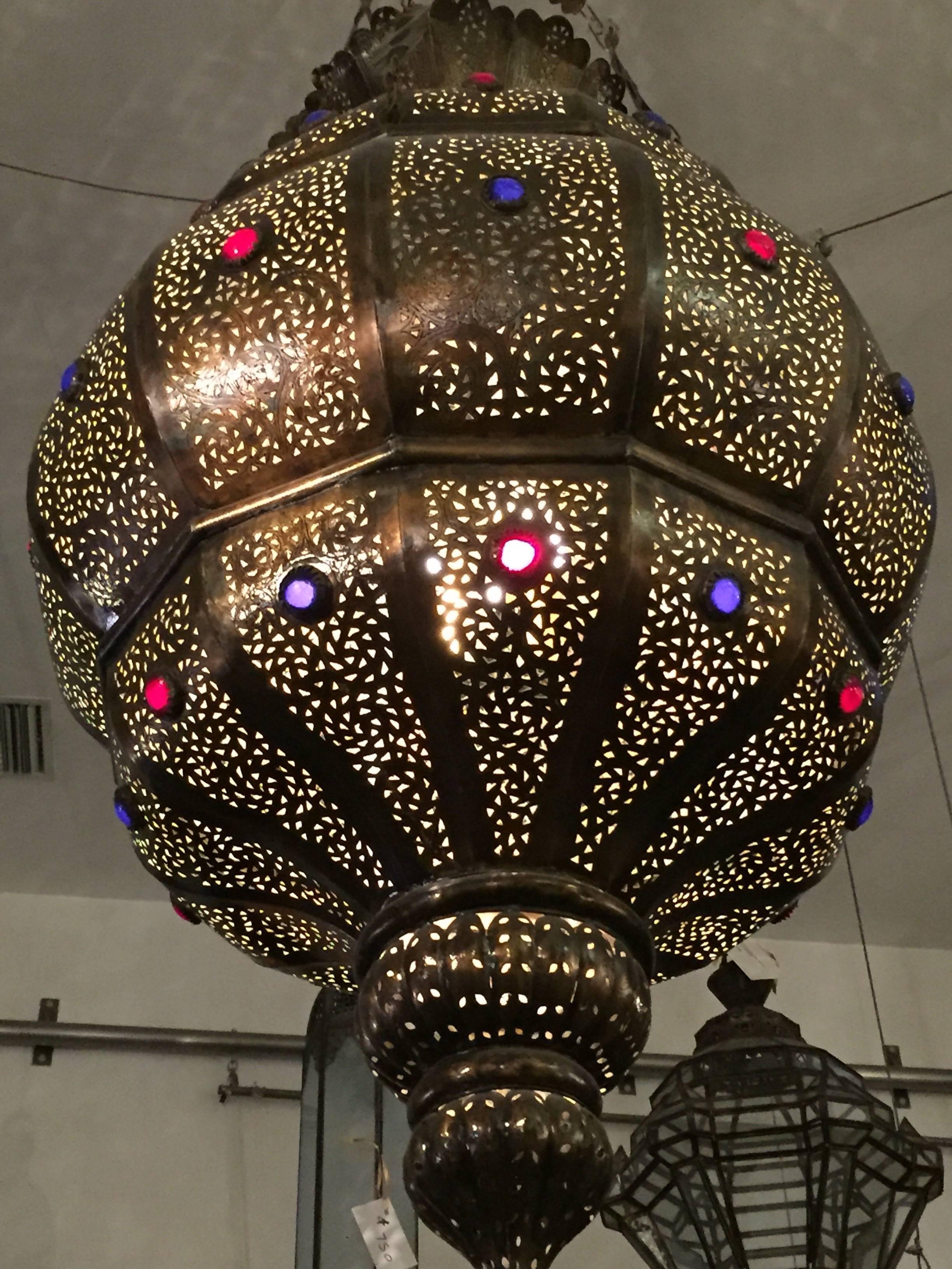 Moroccan Granada Moorish Brass Chandelier, Alberto Pinto For Sale 1