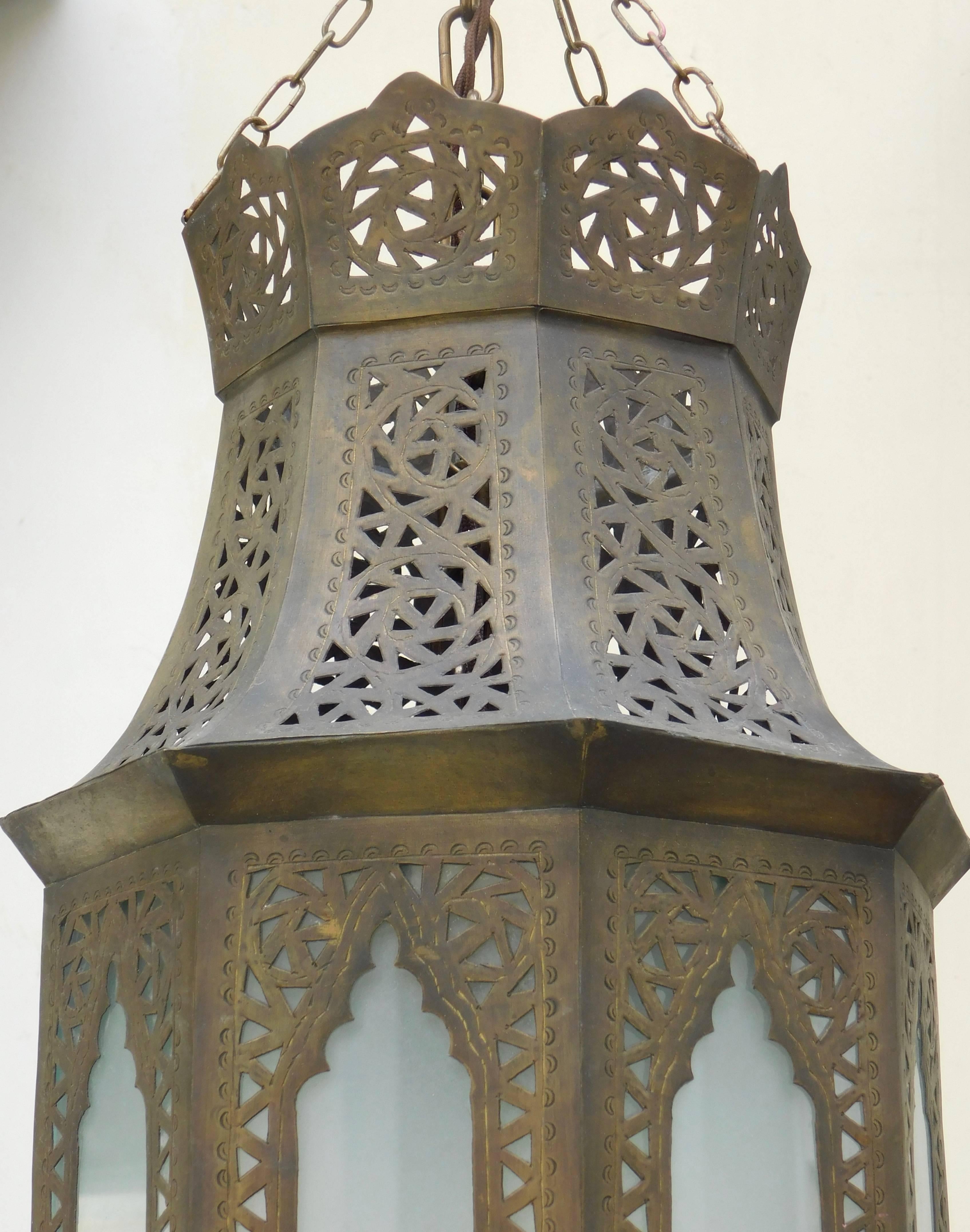 Vintage Moroccan Moorish Brass Lantern from Fez In Good Condition For Sale In Antwerp, BE