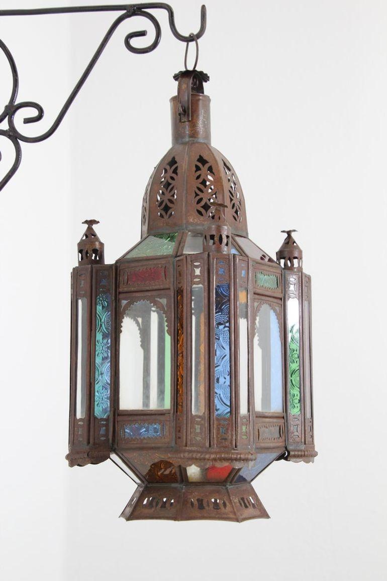 Lanterne ou pendentif marocaine vintage en métal et verre teinté en vente 3