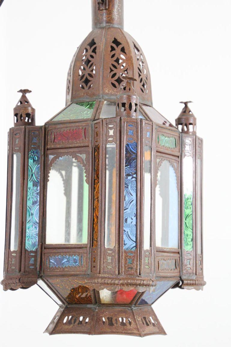 Lanterne ou pendentif marocaine vintage en métal et verre teinté en vente 5