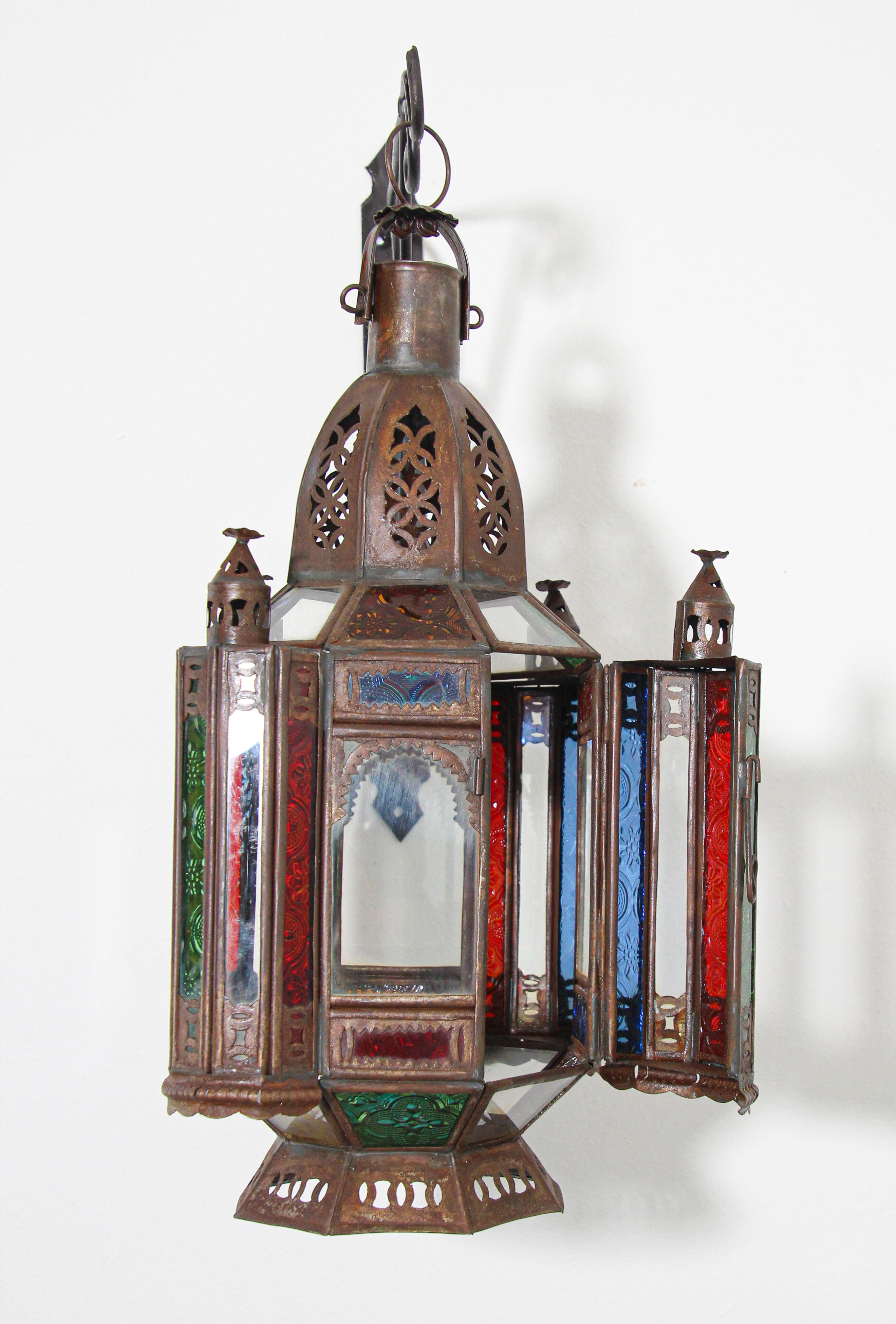 Lanterne ou pendentif marocaine vintage en métal et verre teinté en vente 6
