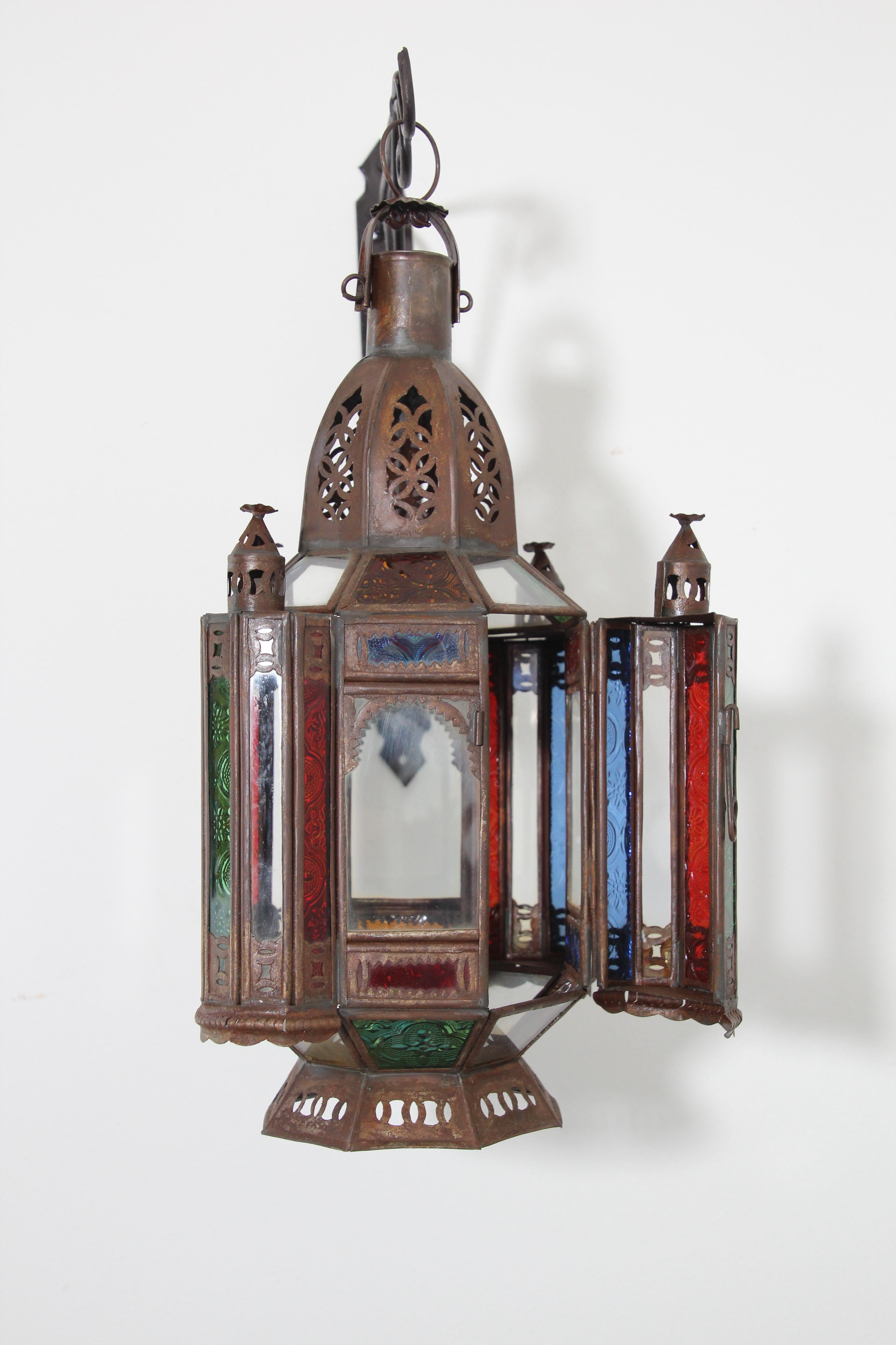 Lanterne ou pendentif marocaine vintage en métal et verre teinté en vente 7