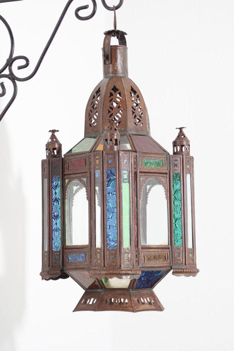 Lanterne ou pendentif marocaine vintage en métal et verre teinté en vente 7