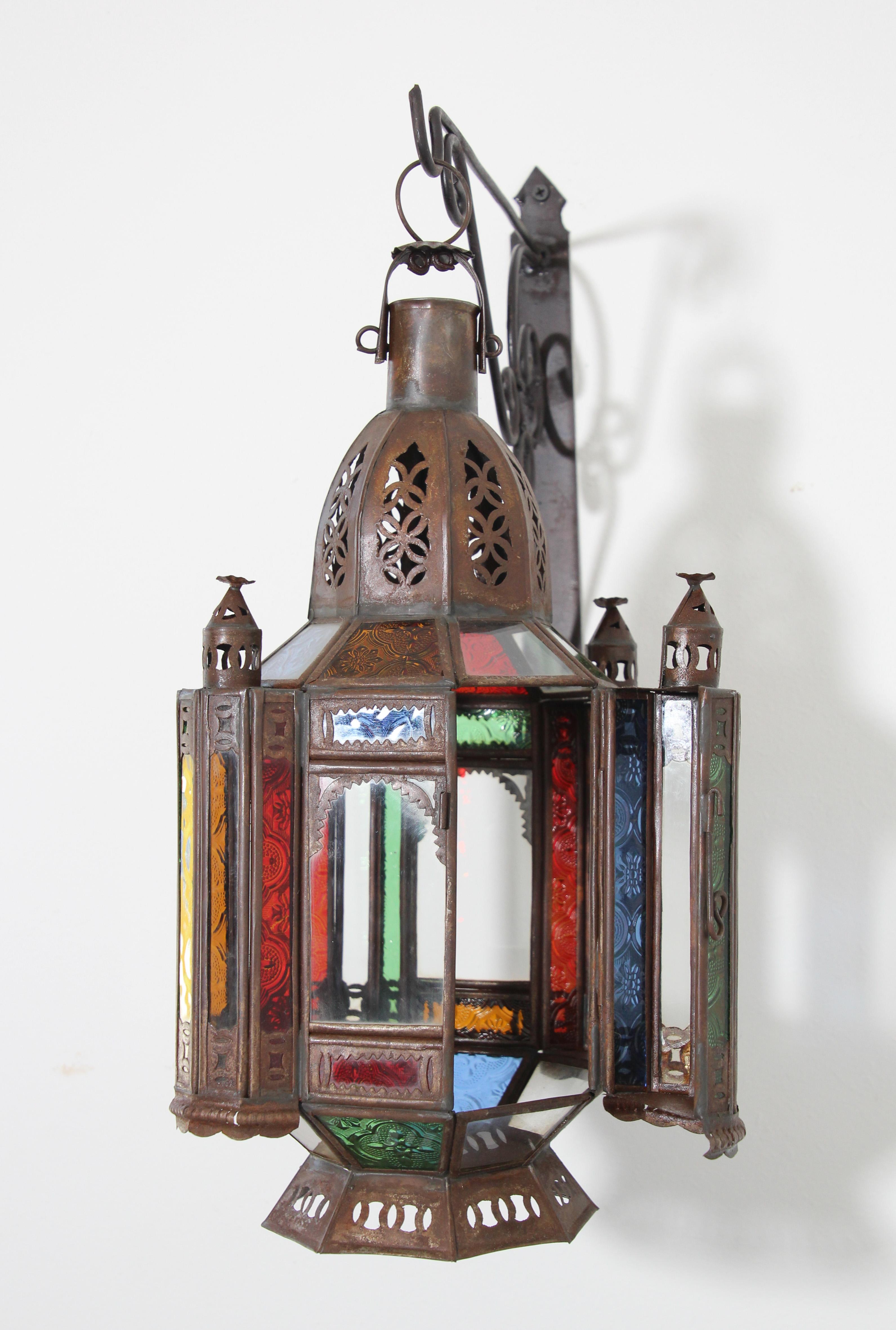 Lanterne ou pendentif marocaine vintage en métal et verre teinté en vente 8