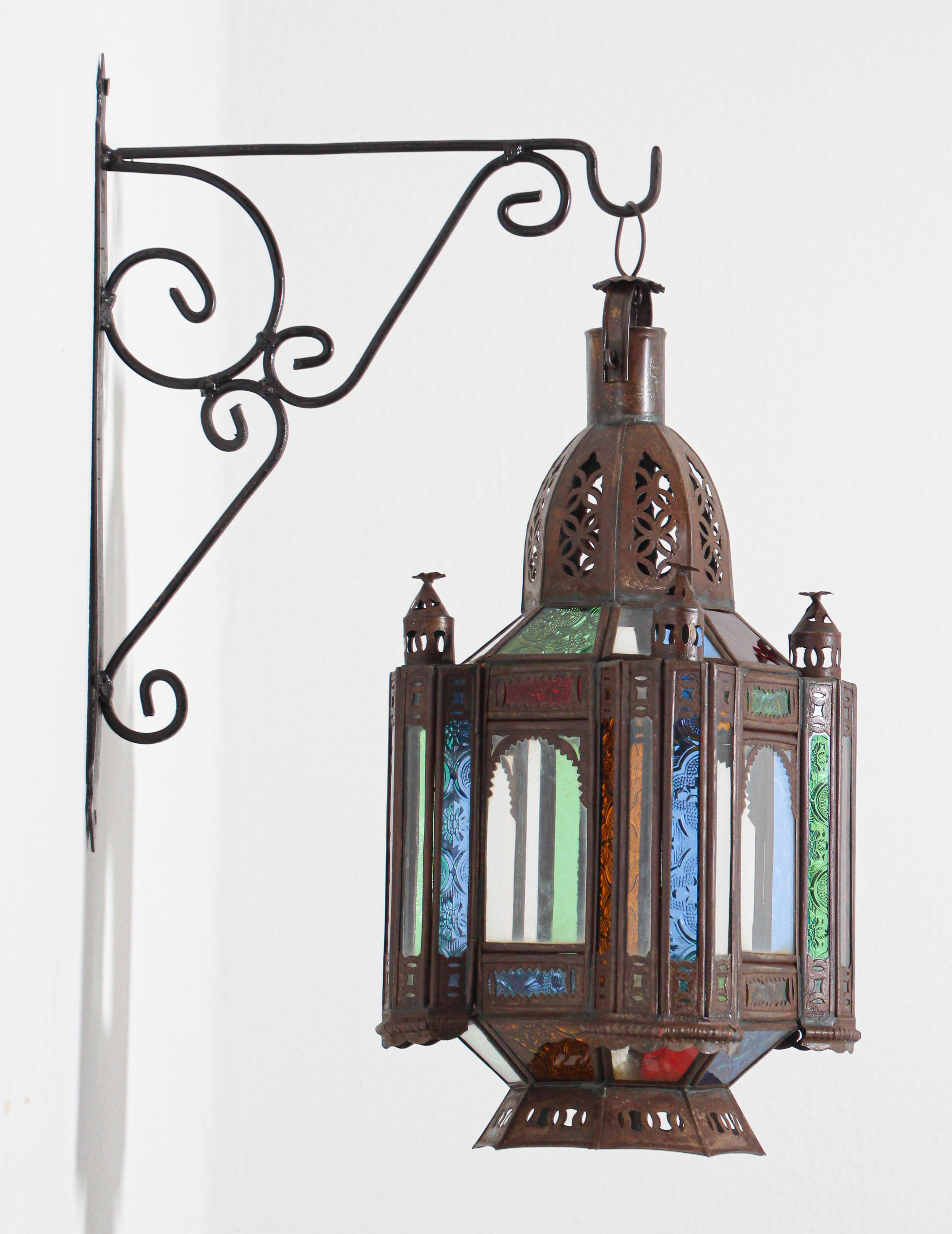 Marocain Lanterne ou pendentif marocaine vintage en métal et verre teinté en vente