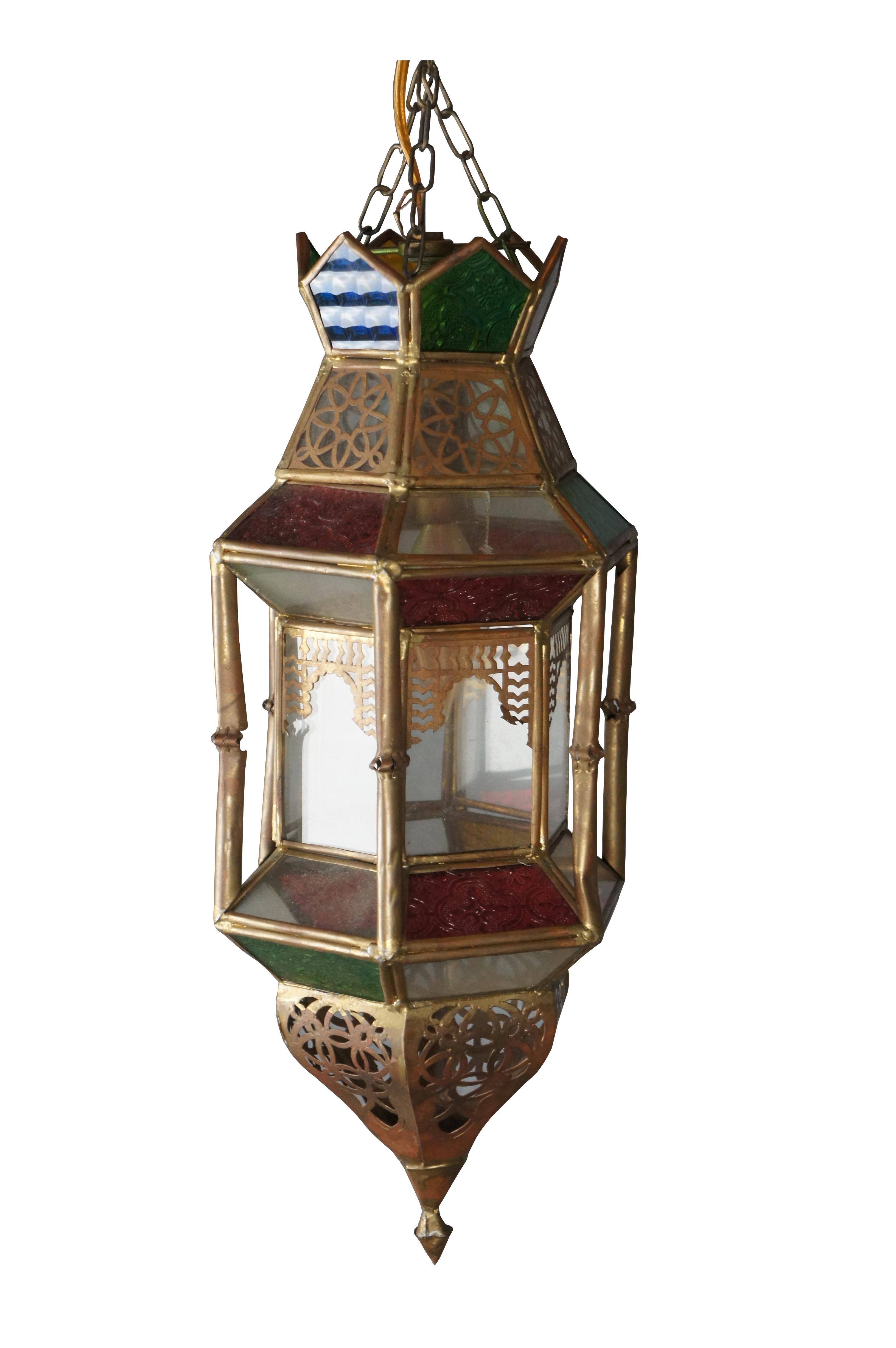Fin du 20e siècle Lanterne marocaine / mauresque. Fabriqué en laiton avec des panneaux percés/réticulés et du verre de scorie colofrul. Une belle lampe suspendue ou une lampe swag pour n'importe quel environnement.


Dimensions :
7