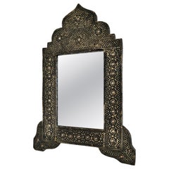 Specchio da parete vintage in stile moresco marocchino, con rifiniture in metallo color ottone, fine del XX secolo