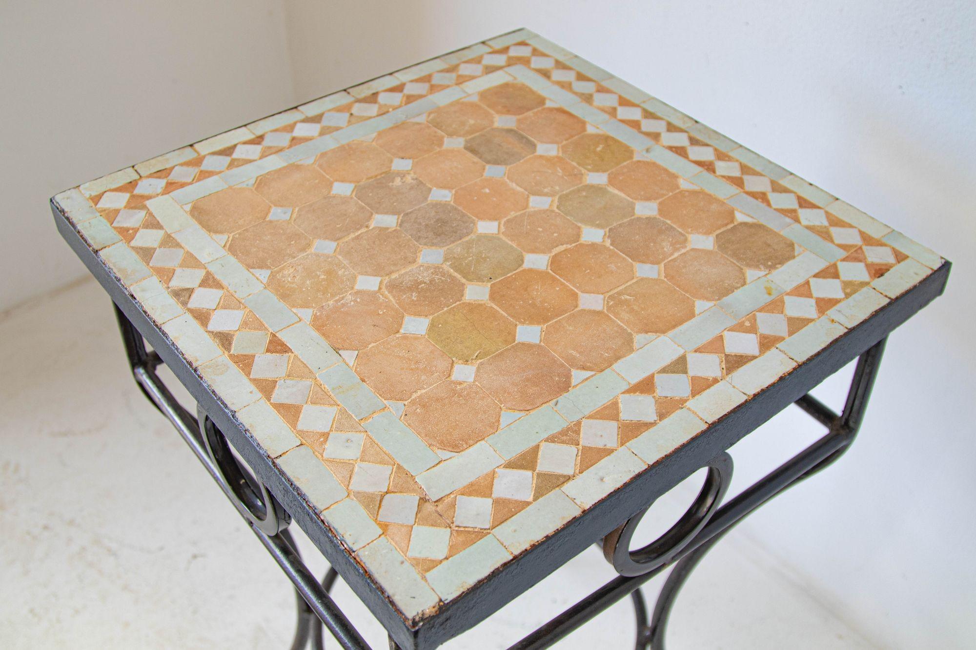 Vintage marokkanischen Mosaik Outdoor-Fliesen Tisch im Zustand „Gut“ im Angebot in North Hollywood, CA