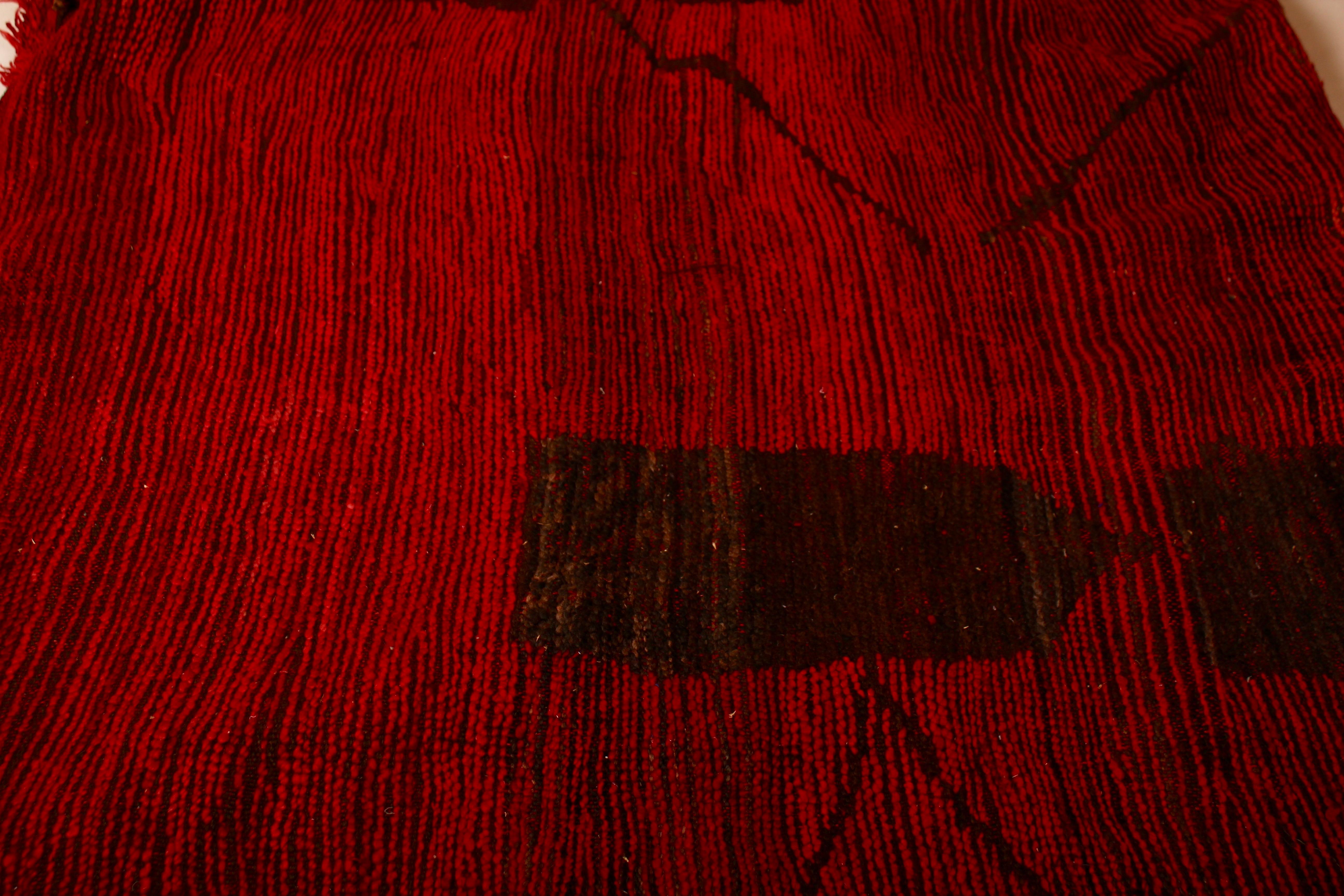 Tapis marocain vintage Mrirt rouge berbère et noir, 1970 en vente 6