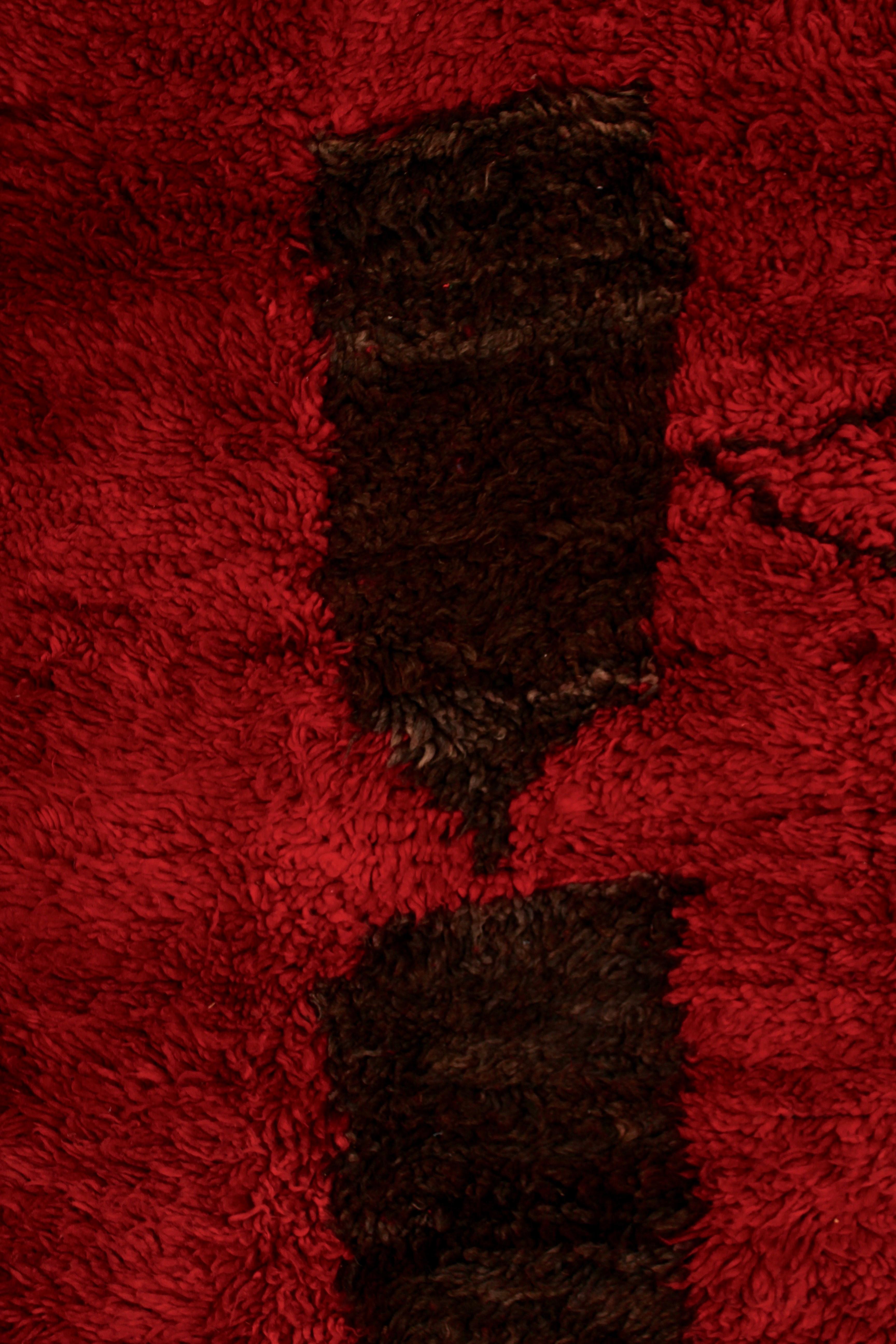Vintage red and black Mrirt carpet. When made from untinted wool, M'rirt carpets are reminiscent of Beni Ouarain carpets. A white background is enhanced with geometric patterns, lozenges for Beni Ouarain, and patterns scattered for Beni