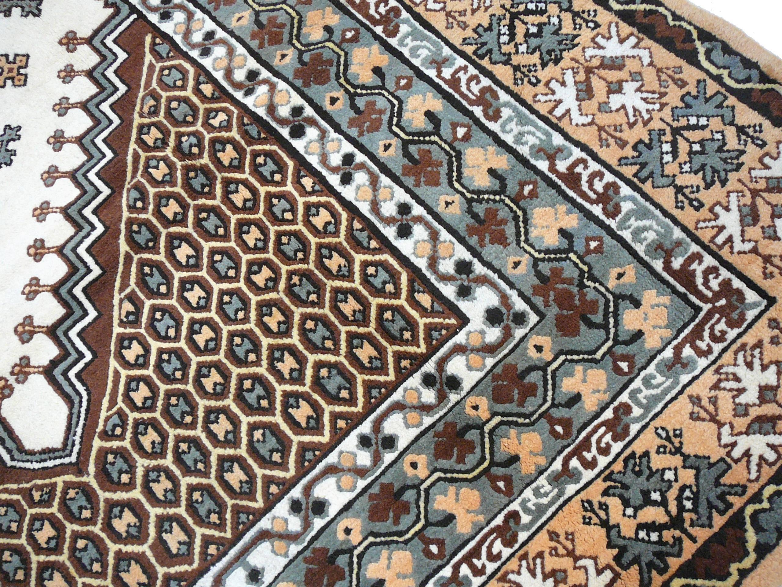 Vintage moroccan north african berber rug For Sale 2