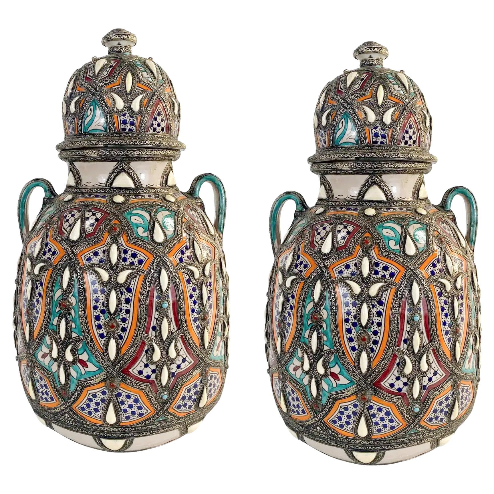 Paire de vases ou d'urnes à couvercle en poterie de style palatial marocain avec incrustation de laiton.